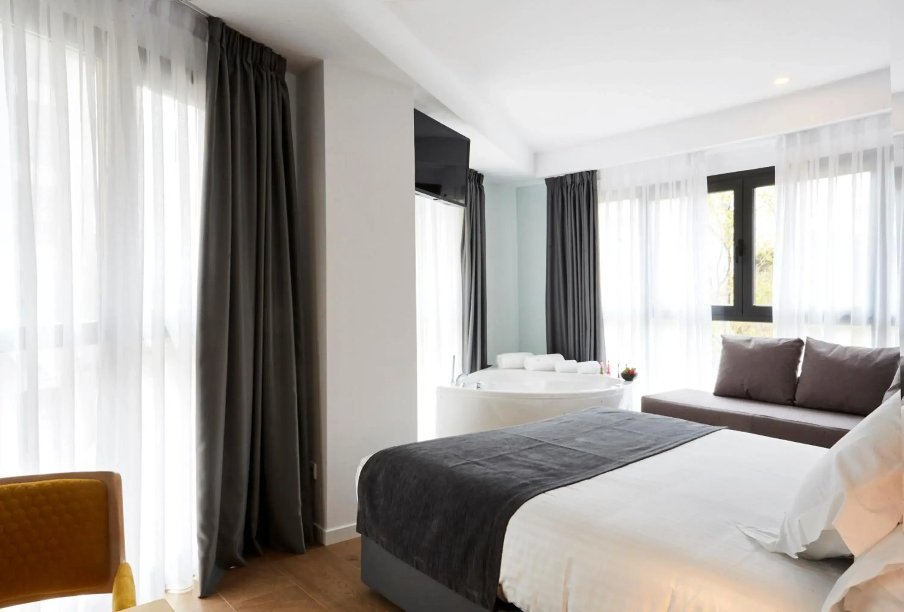 Photo of the whole room, Bed in Sercotel Valencia Alameda 41 Photo of the whole room, Bed in Sercotel Valencia Alameda 41