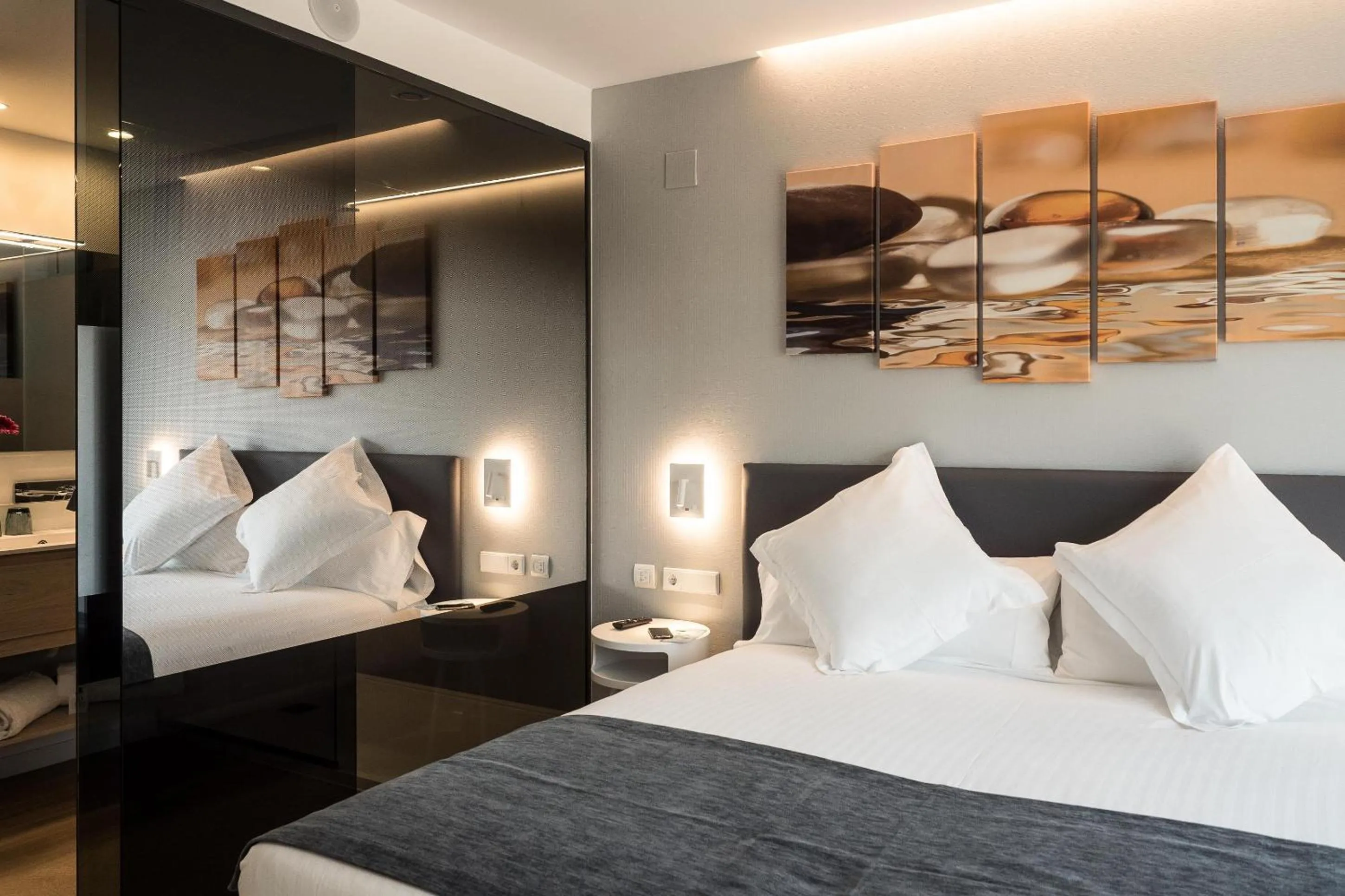 Photo of the whole room, Bed in Sercotel Valencia Alameda 41