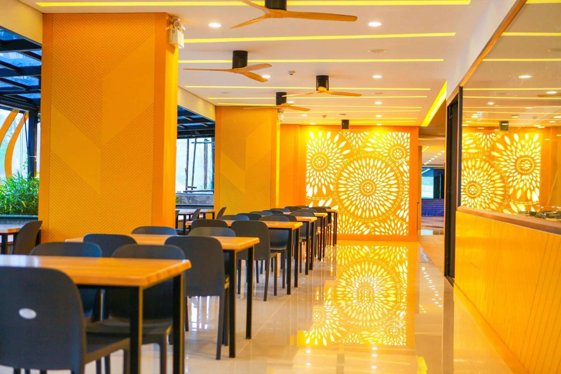 Restaurant/places to eat in Le Resort and Villas