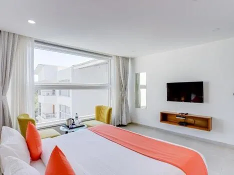 Communal lounge/ TV room, Bed in Okean De Goa Vagator