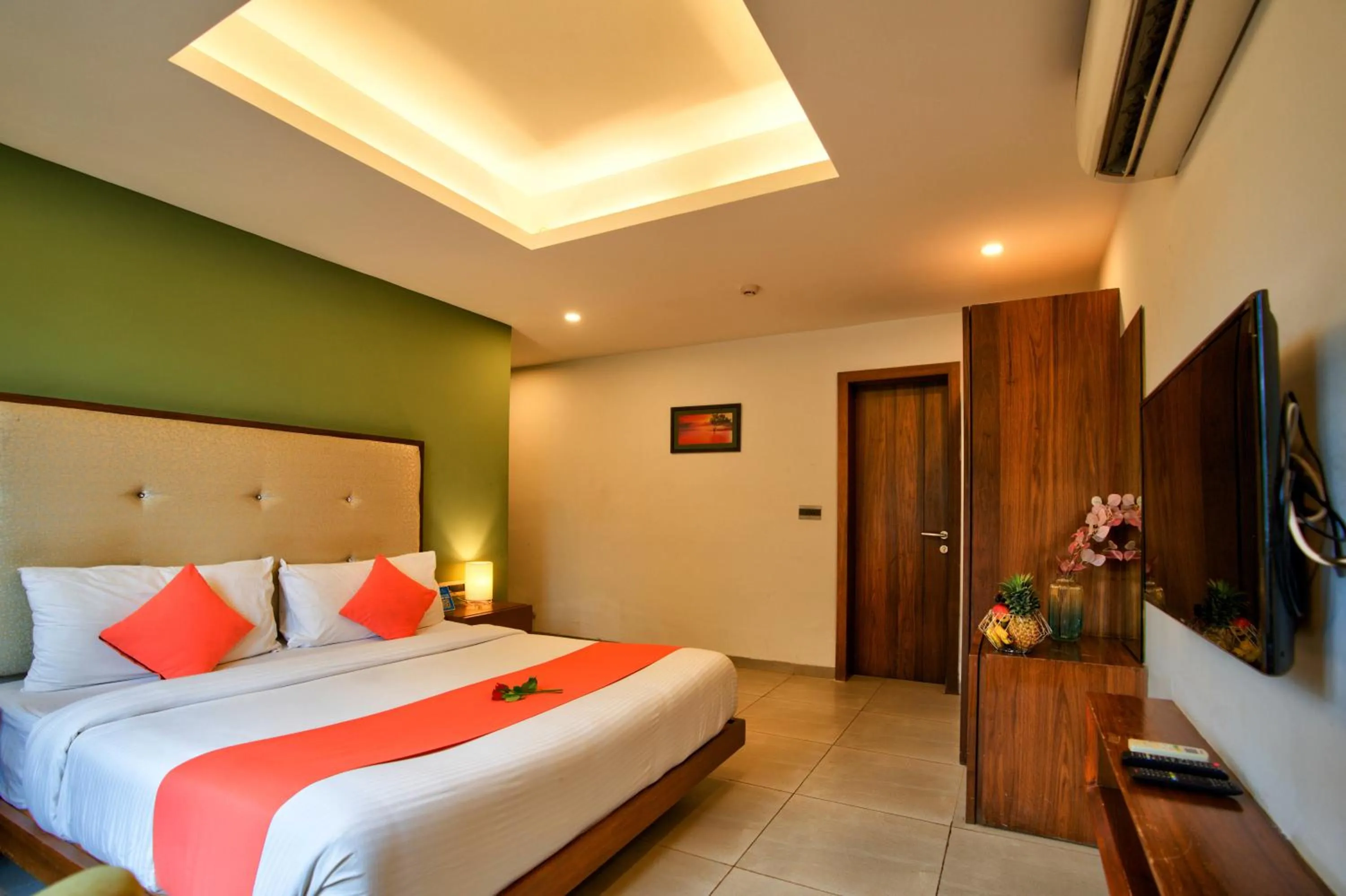 Communal lounge/ TV room, Bed in Okean De Goa Vagator