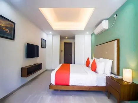 Communal lounge/ TV room, Bed in Okean De Goa Vagator