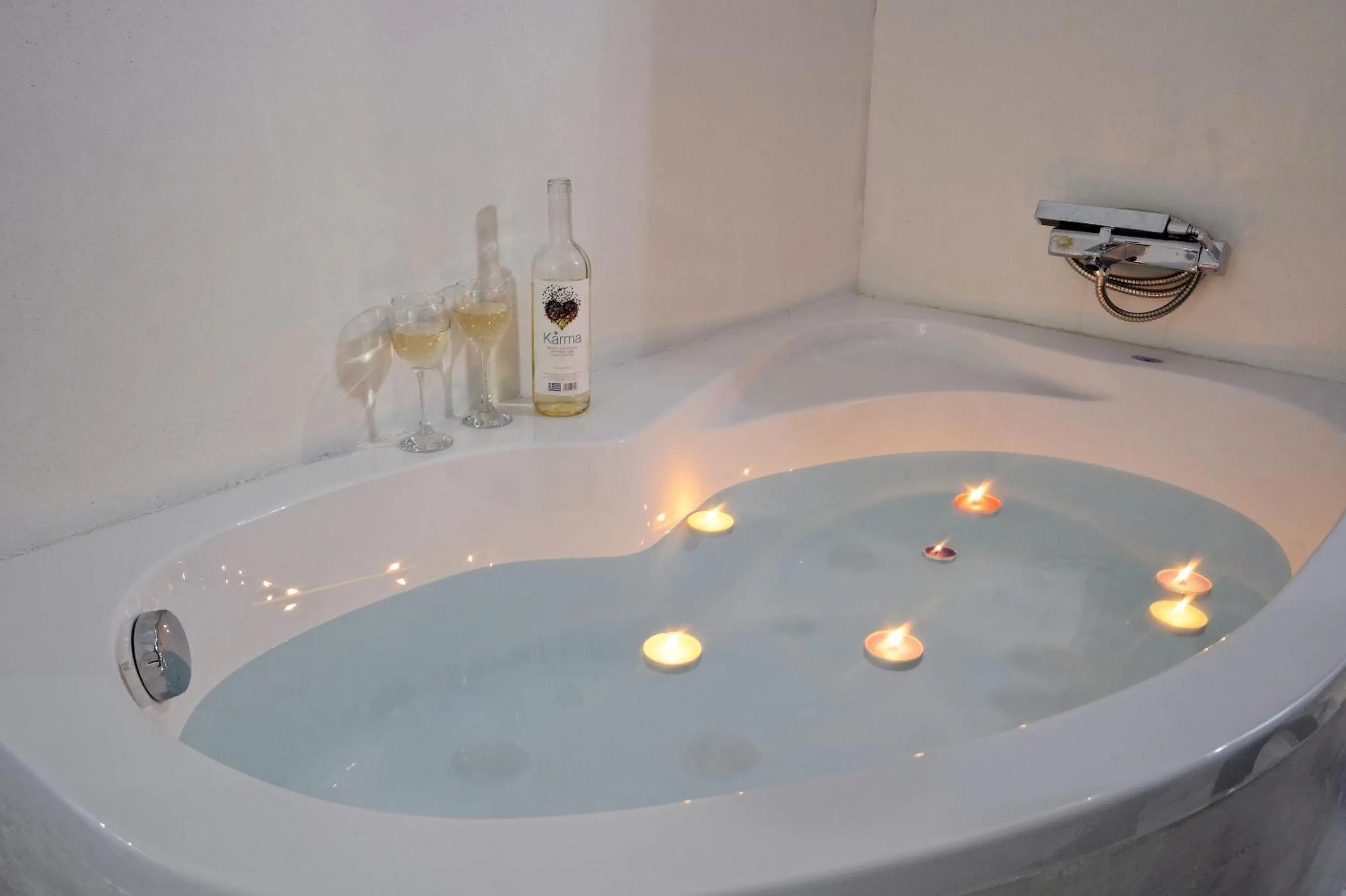 Hot Tub in Santorini Style in Athens, Greece