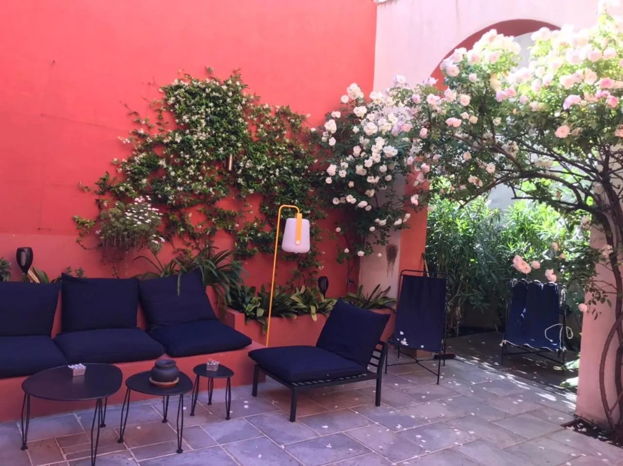 Patio in Les Chambres de l'Abbaye