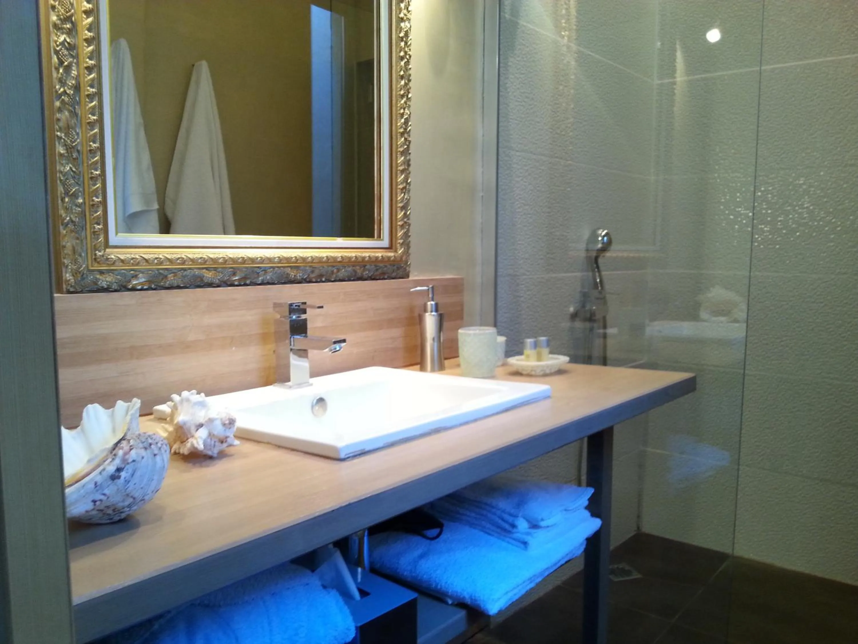 Bathroom in Les Chambres de l'Abbaye