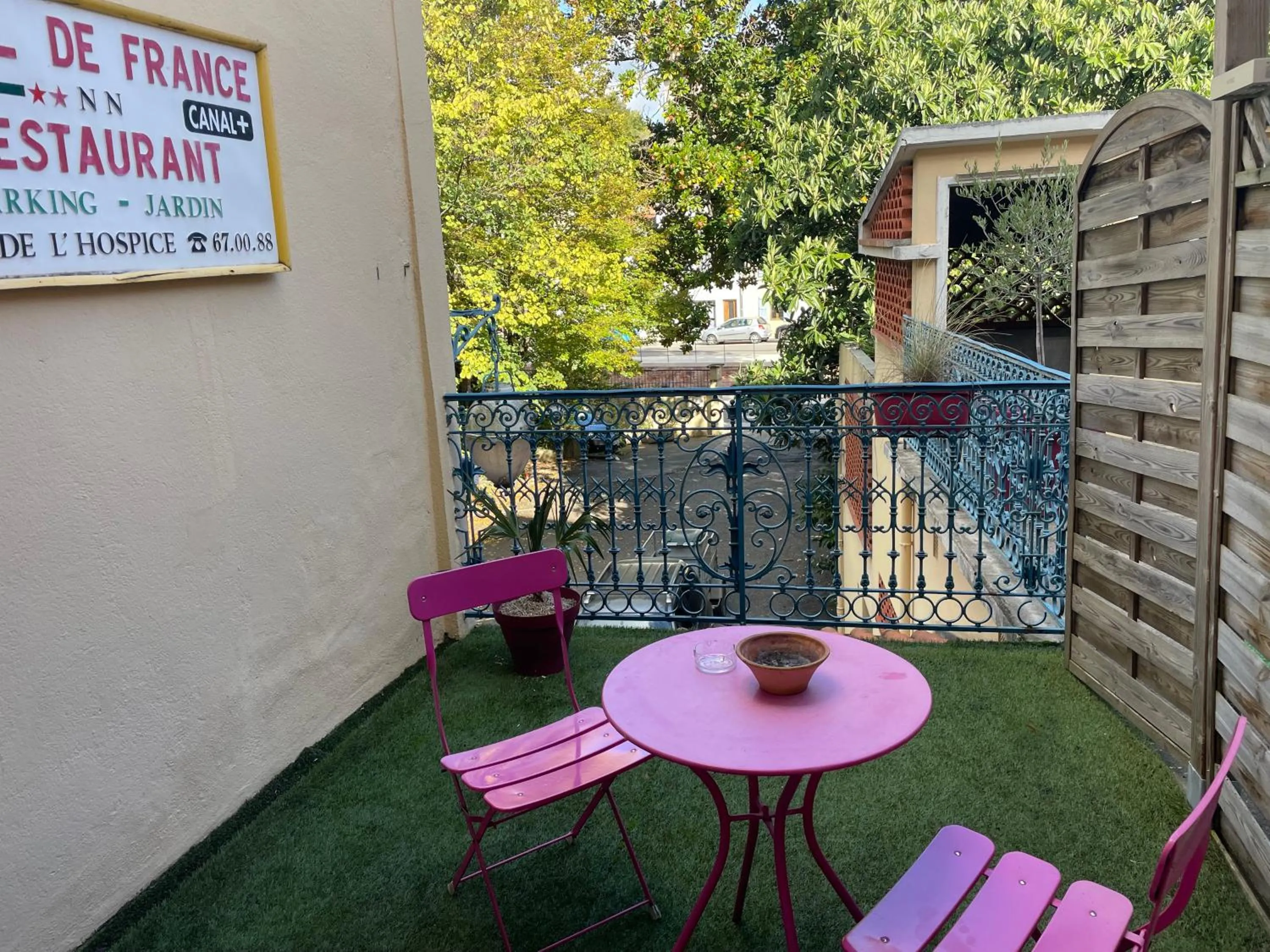 Patio in Logis Hôtel de France & Restaurant Pamiers
