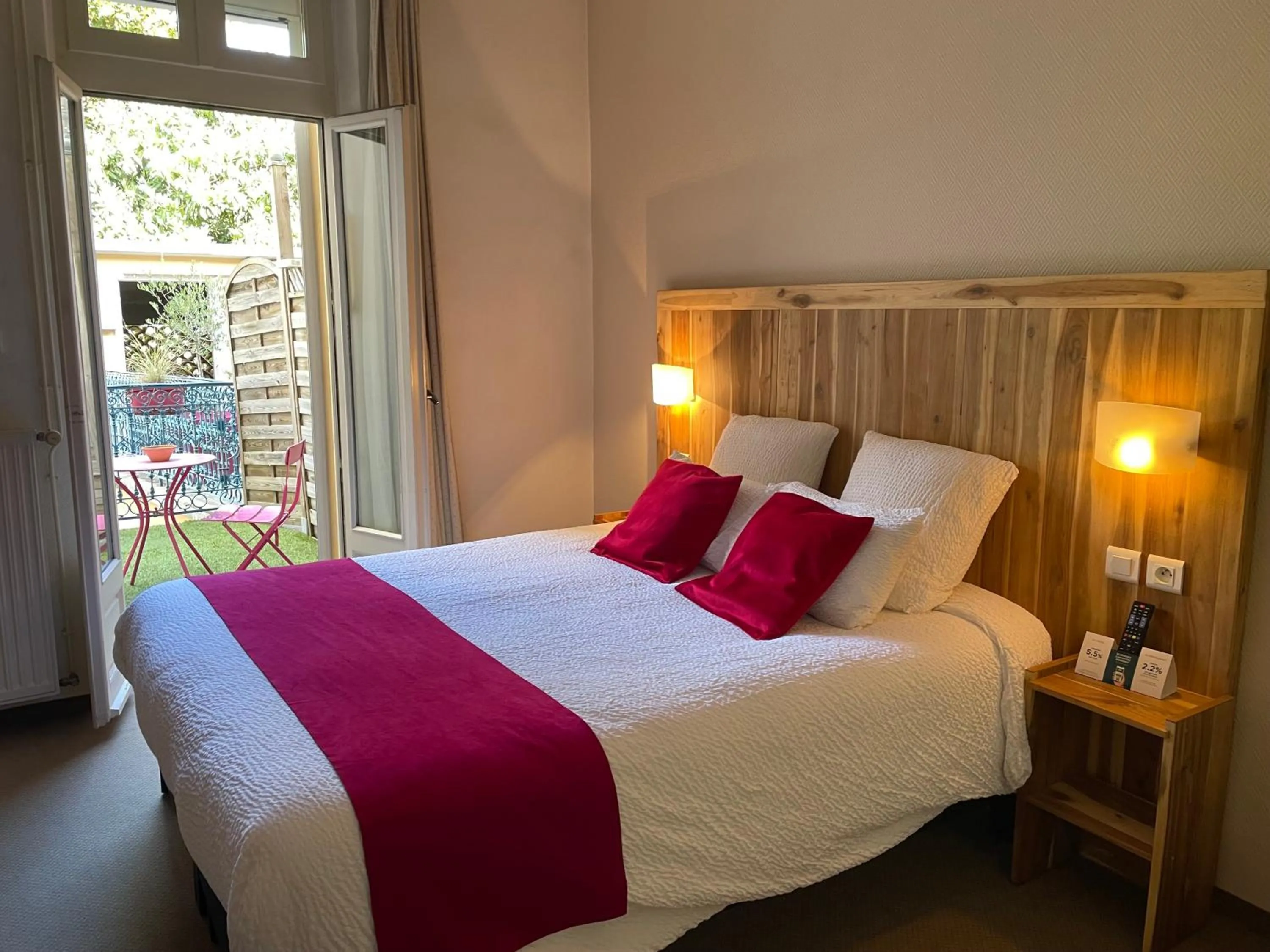 View (from property/room), Bed in Logis Hôtel de France & Restaurant Pamiers