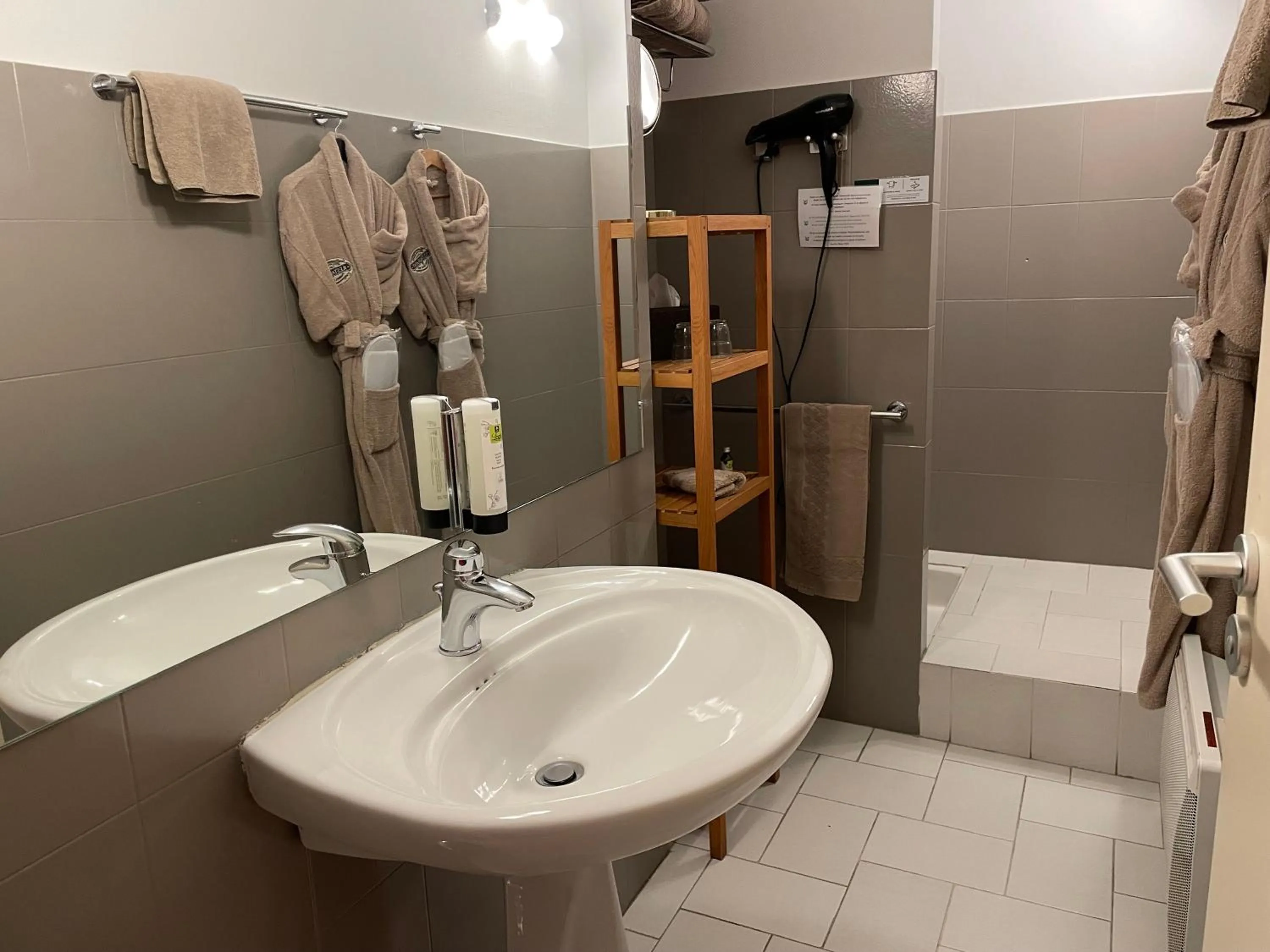 Shower in Logis Hôtel de France & Restaurant Pamiers