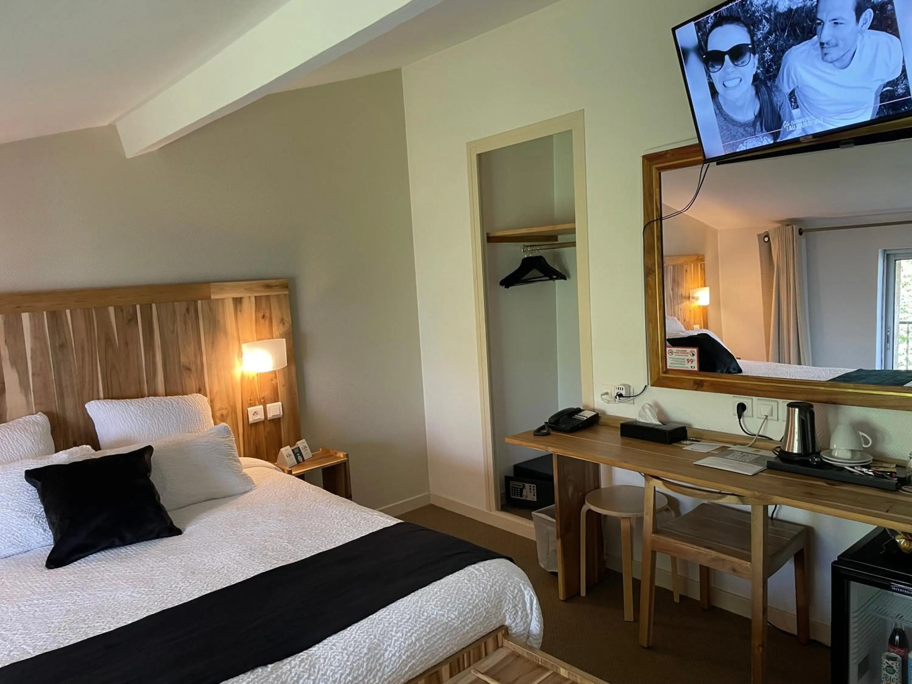 Communal lounge/ TV room, Bed in Logis Hôtel de France & Restaurant Pamiers