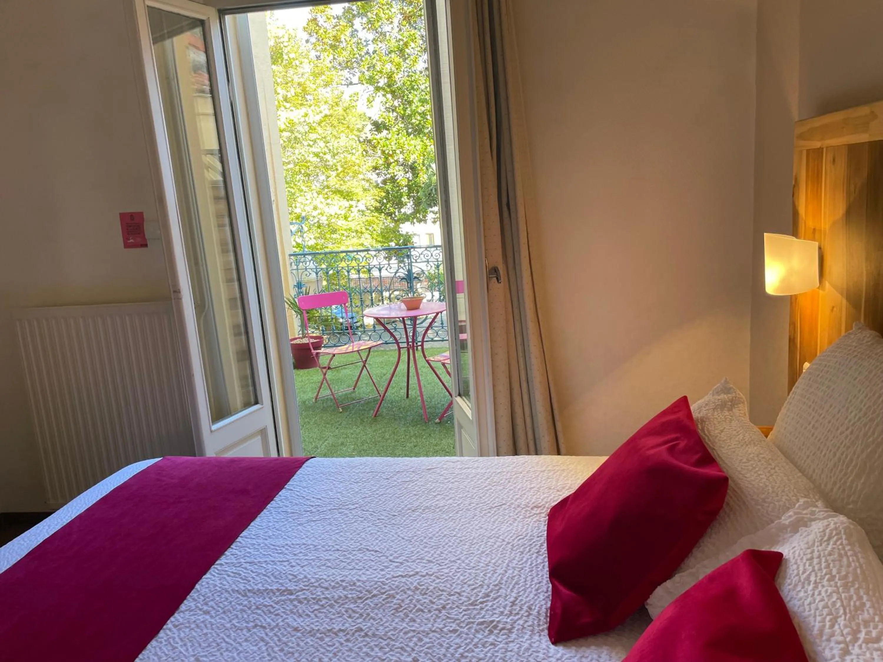 View (from property/room), Bed in Logis Hôtel de France & Restaurant Pamiers