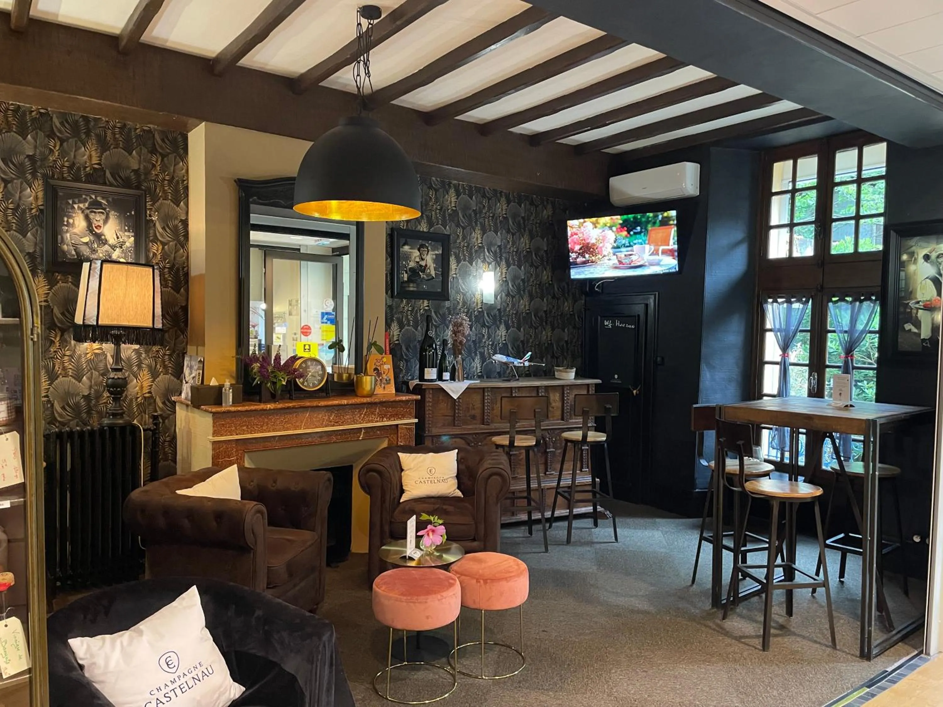 Communal lounge/ TV room in Logis Hôtel de France & Restaurant Pamiers