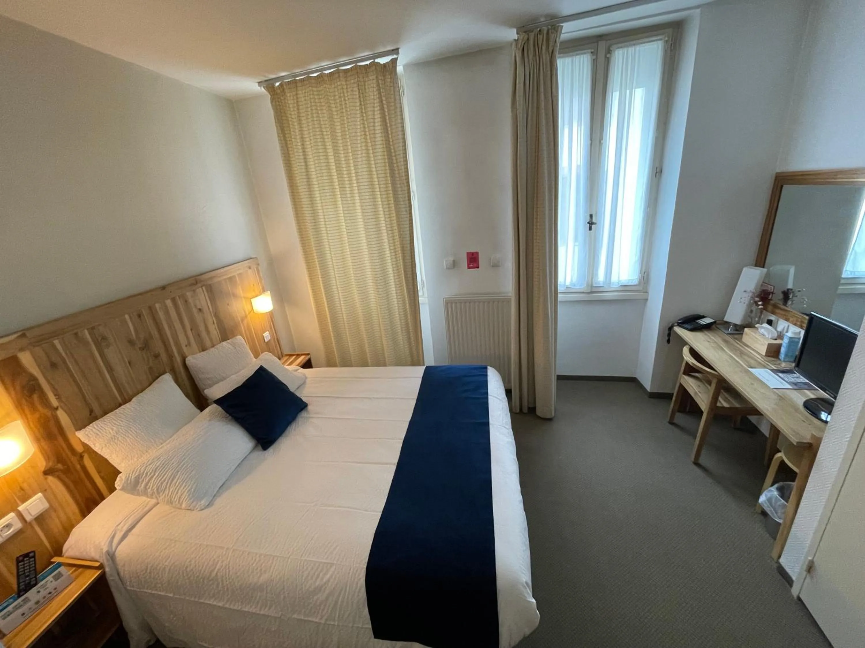 Bed in Logis Hôtel de France & Restaurant Pamiers