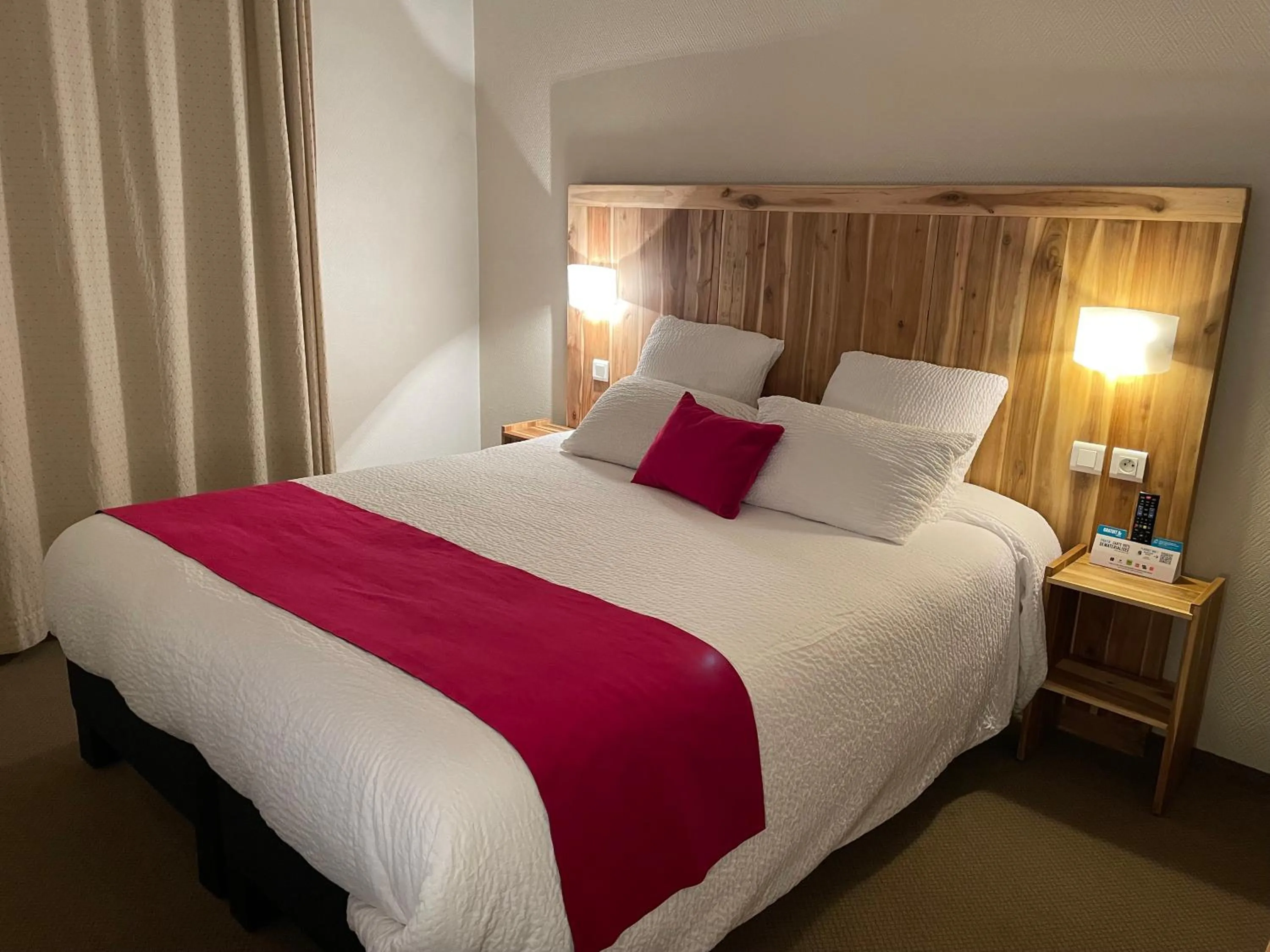 Bed in Logis Hôtel de France & Restaurant Pamiers
