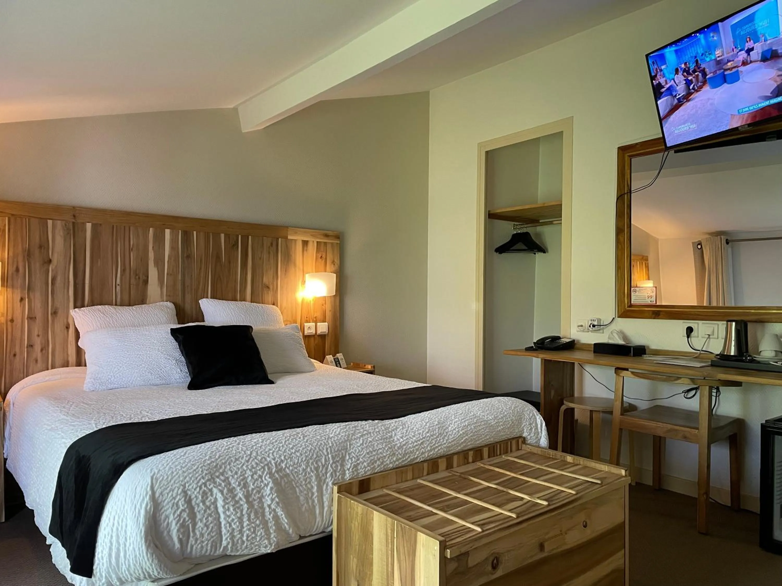 Communal lounge/ TV room, Bed in Logis Hôtel de France & Restaurant Pamiers