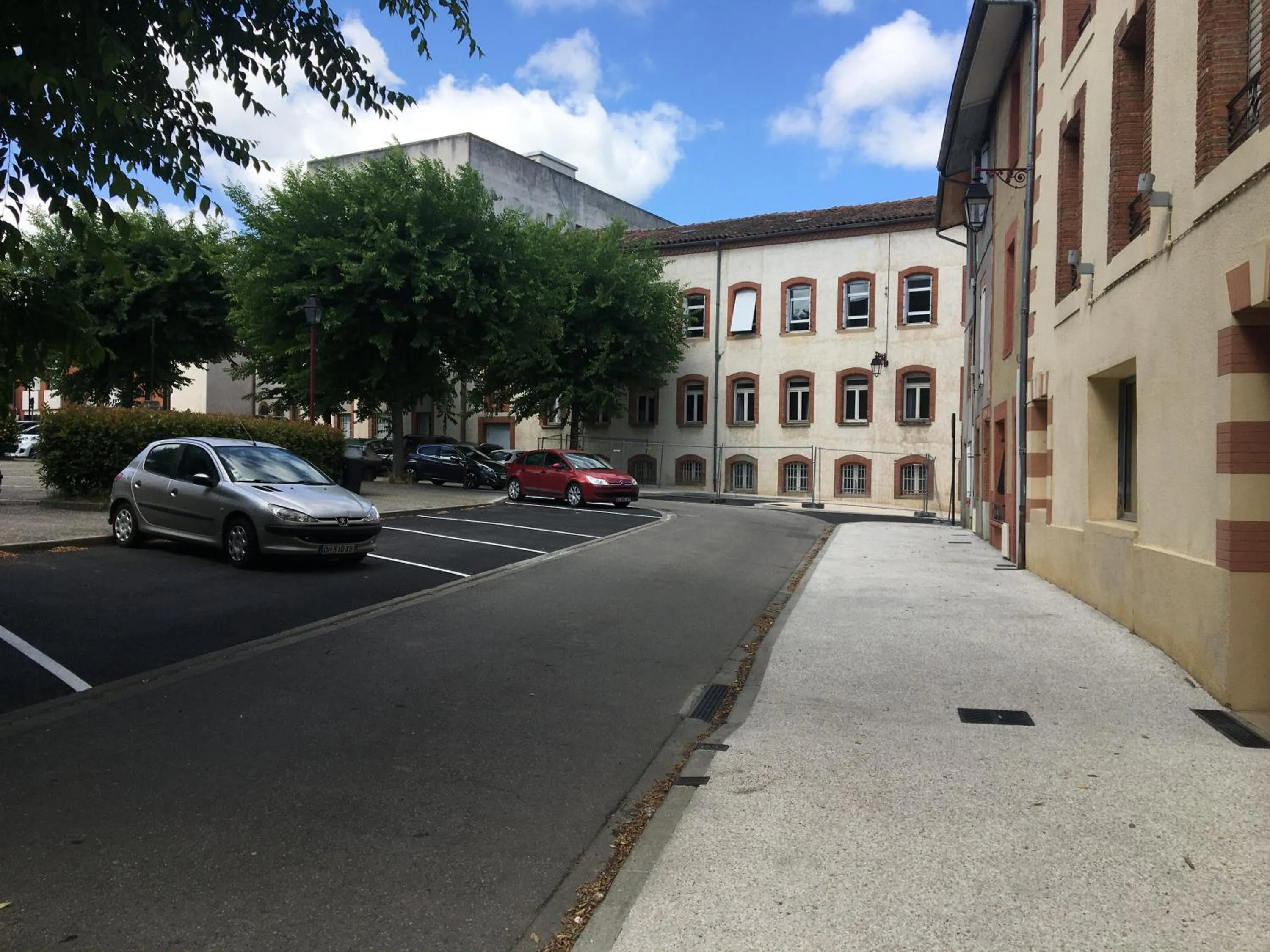 Parking in Logis Hôtel de France & Restaurant Pamiers