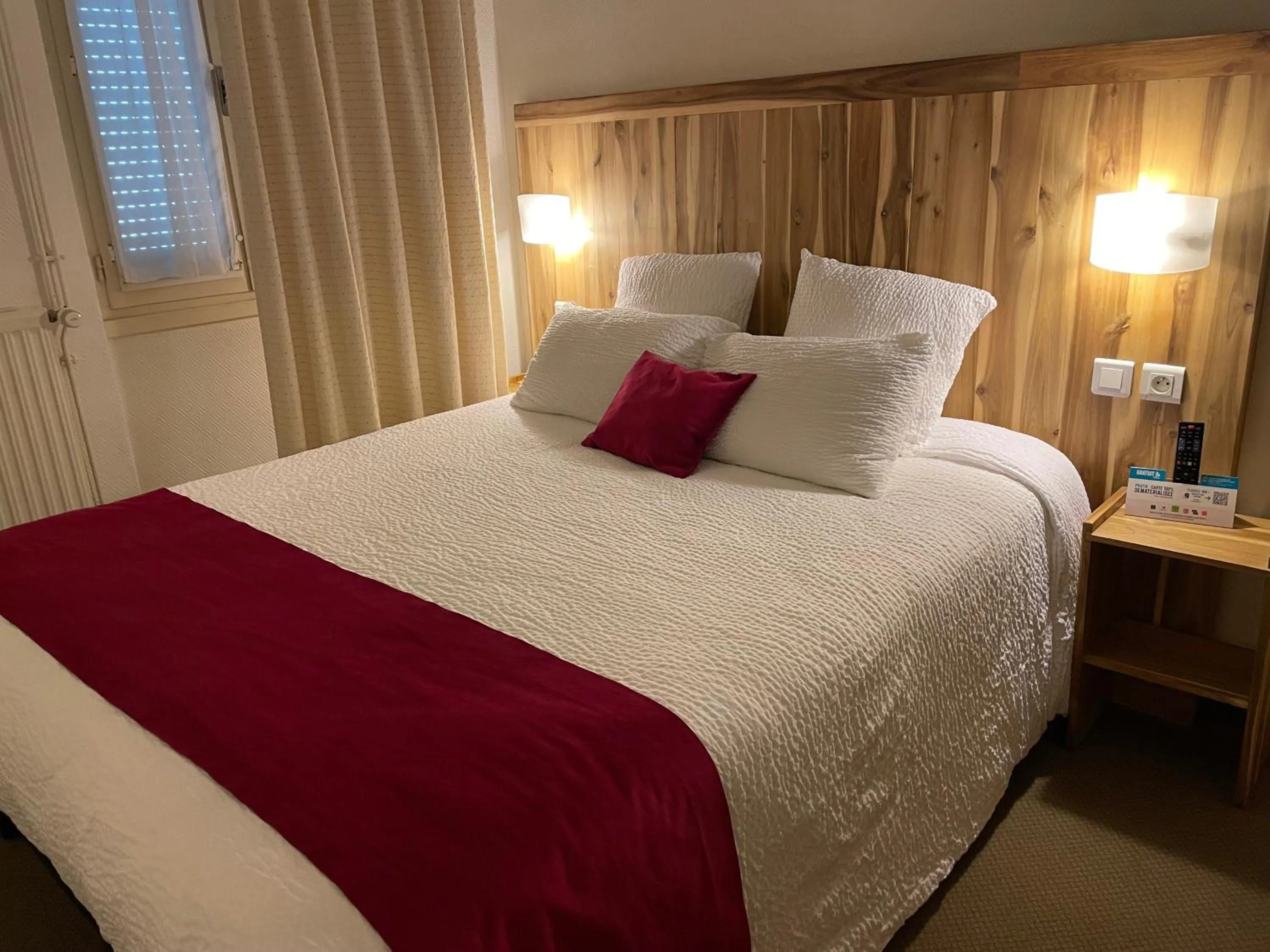 Bed in Logis Hôtel de France & Restaurant Pamiers