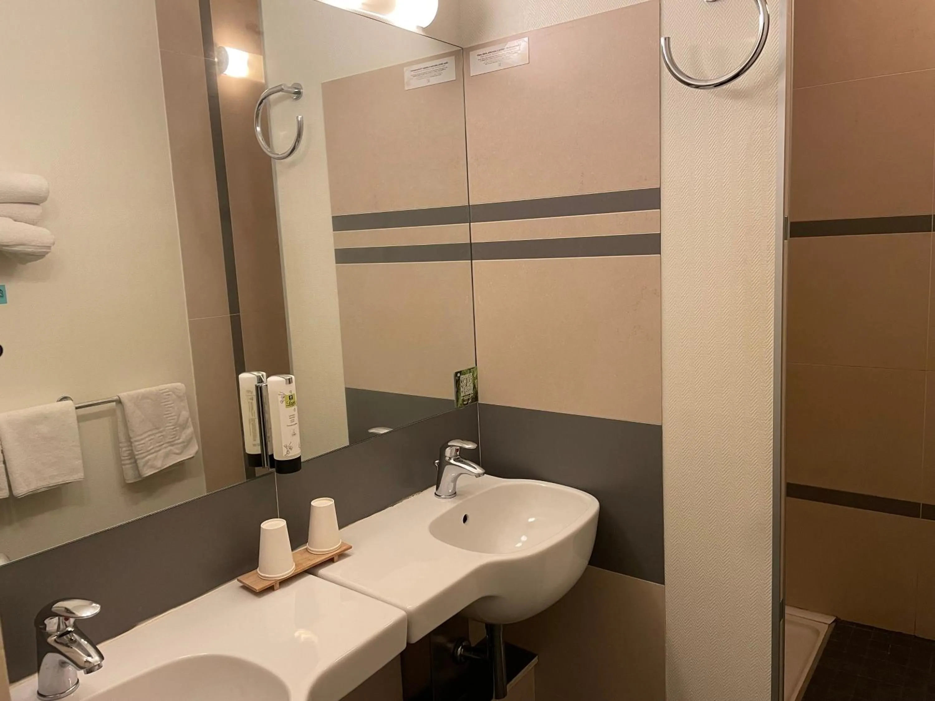 Bathroom in Logis Hôtel de France & Restaurant Pamiers