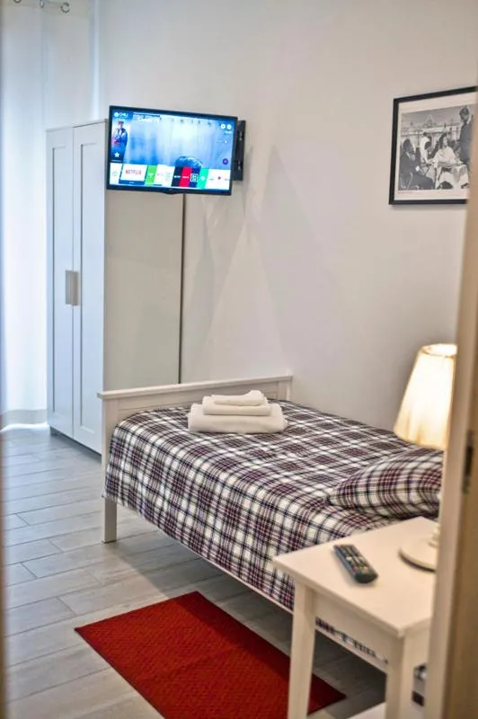 Double Room with Shared Bathroom - single occupancy in Fellini