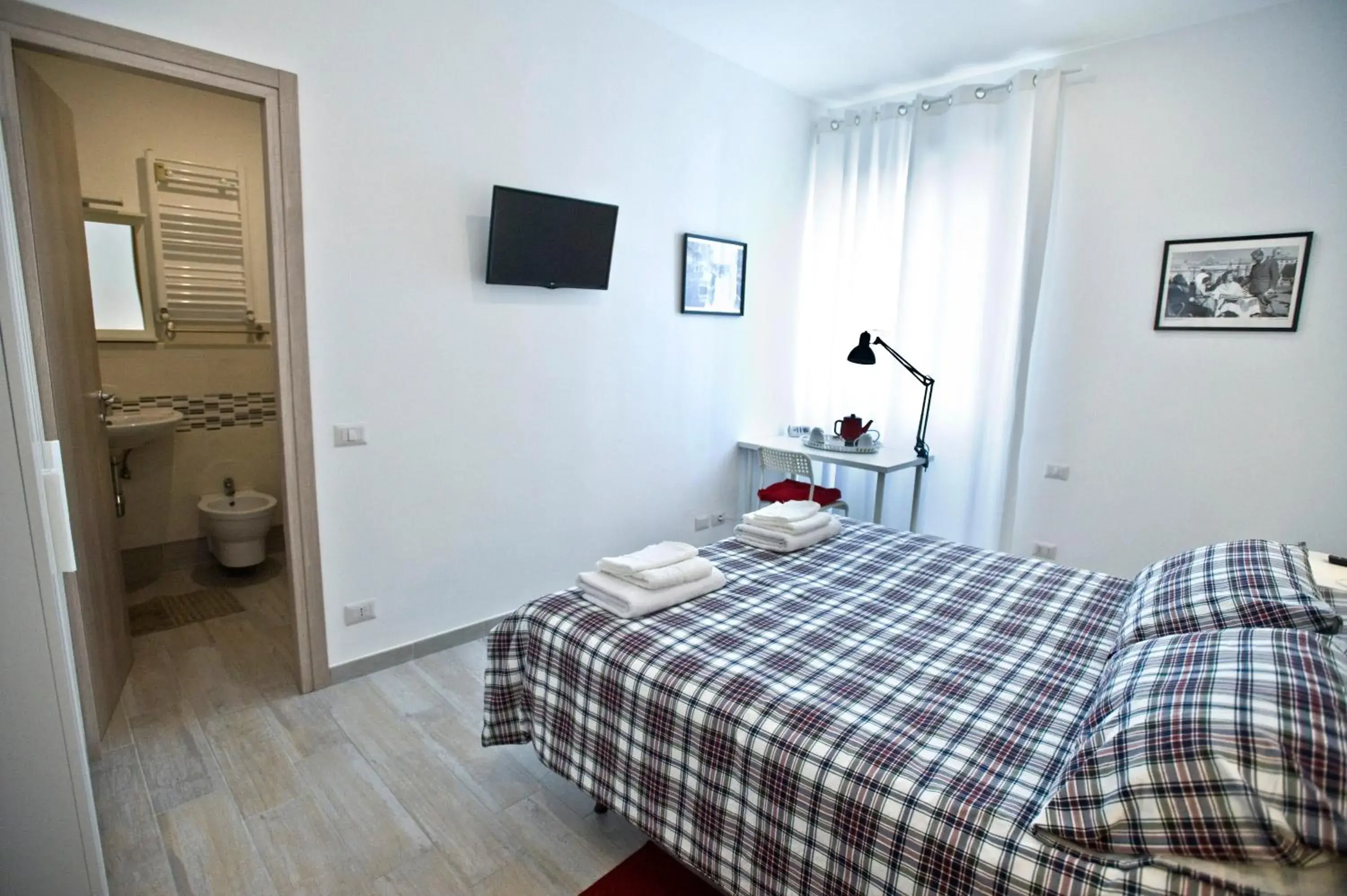 Standard Double Room with Private Bathroom - single occupancy in Fellini Standard Double Room with Private Bathroom - single occupancy in Fellini