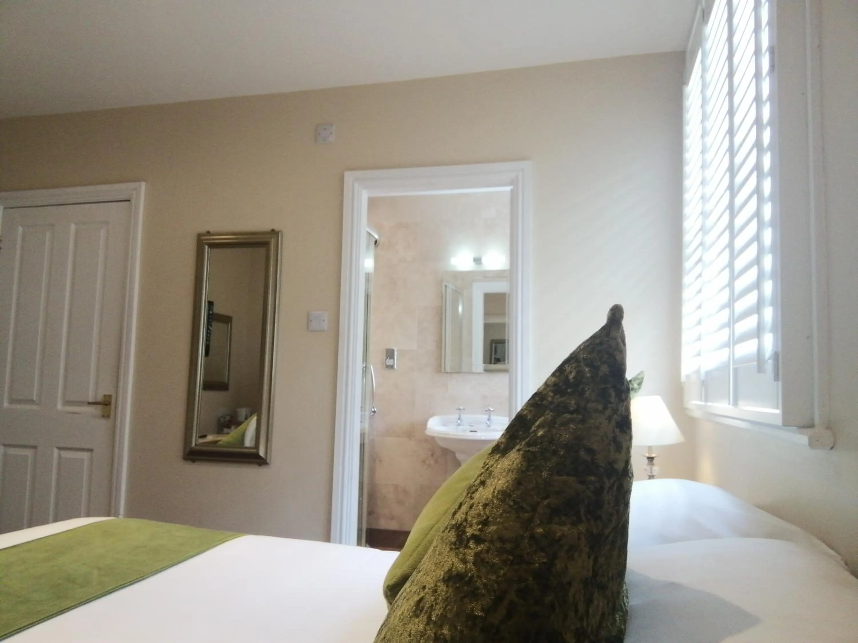 Bedroom, Bed in The White Swan Hotel Bar & Restaurant