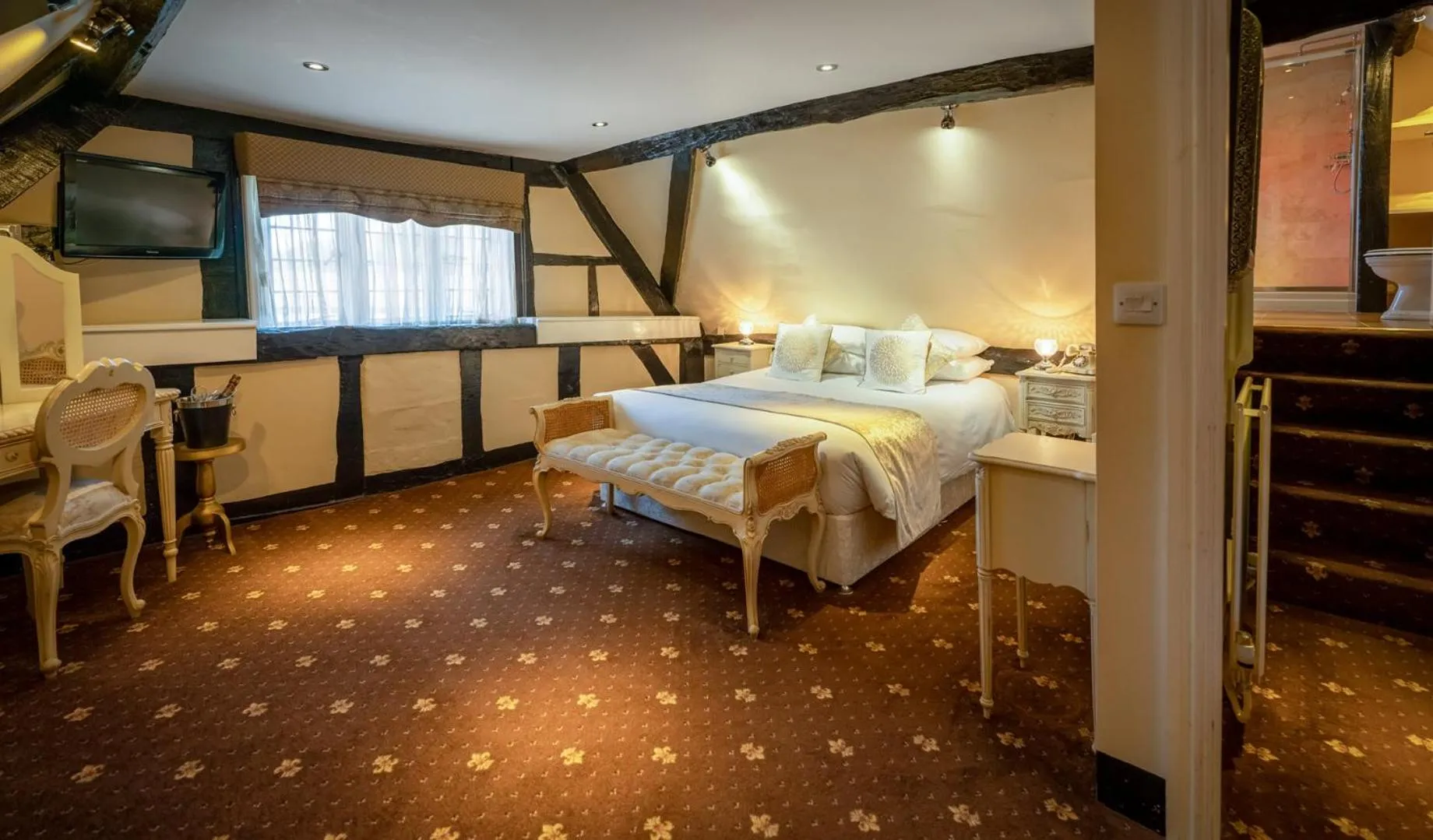 Bedroom, Bed in The White Swan Hotel Bar & Restaurant