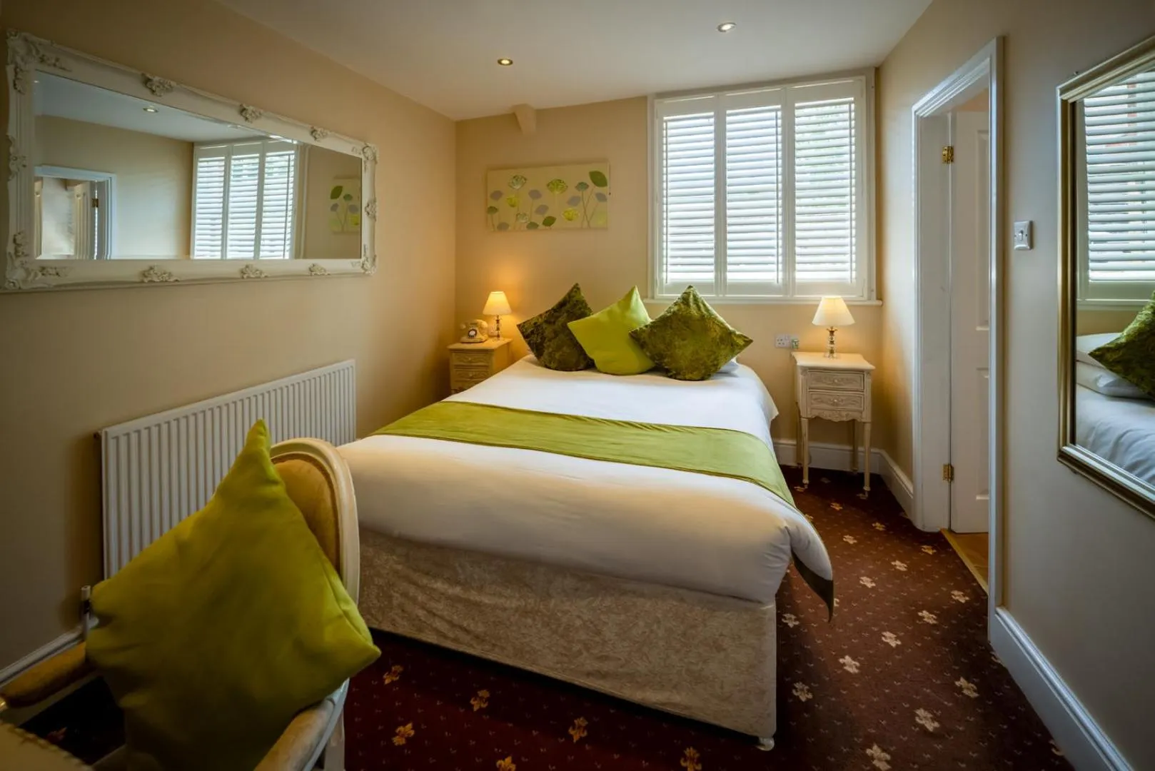 Bedroom, Bed in The White Swan Hotel Bar & Restaurant