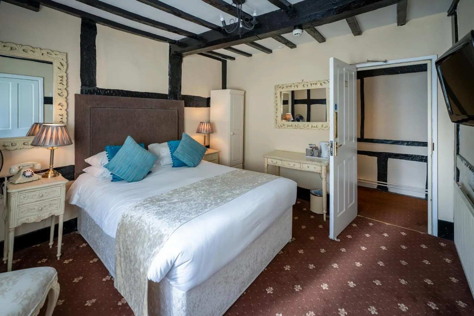 Bedroom, Bed in The White Swan Hotel Bar & Restaurant