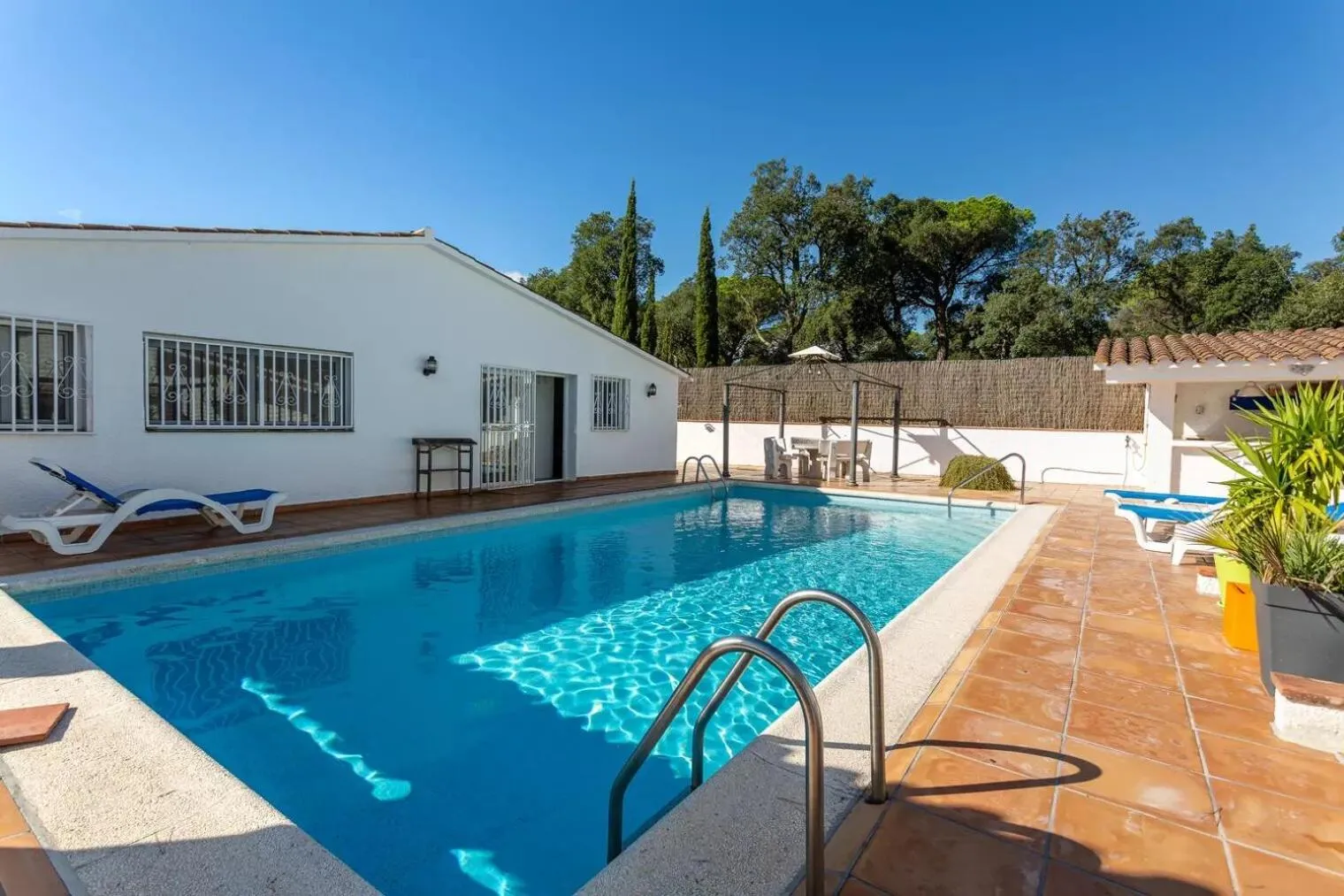 Swimming pool in Sea près des Golfs