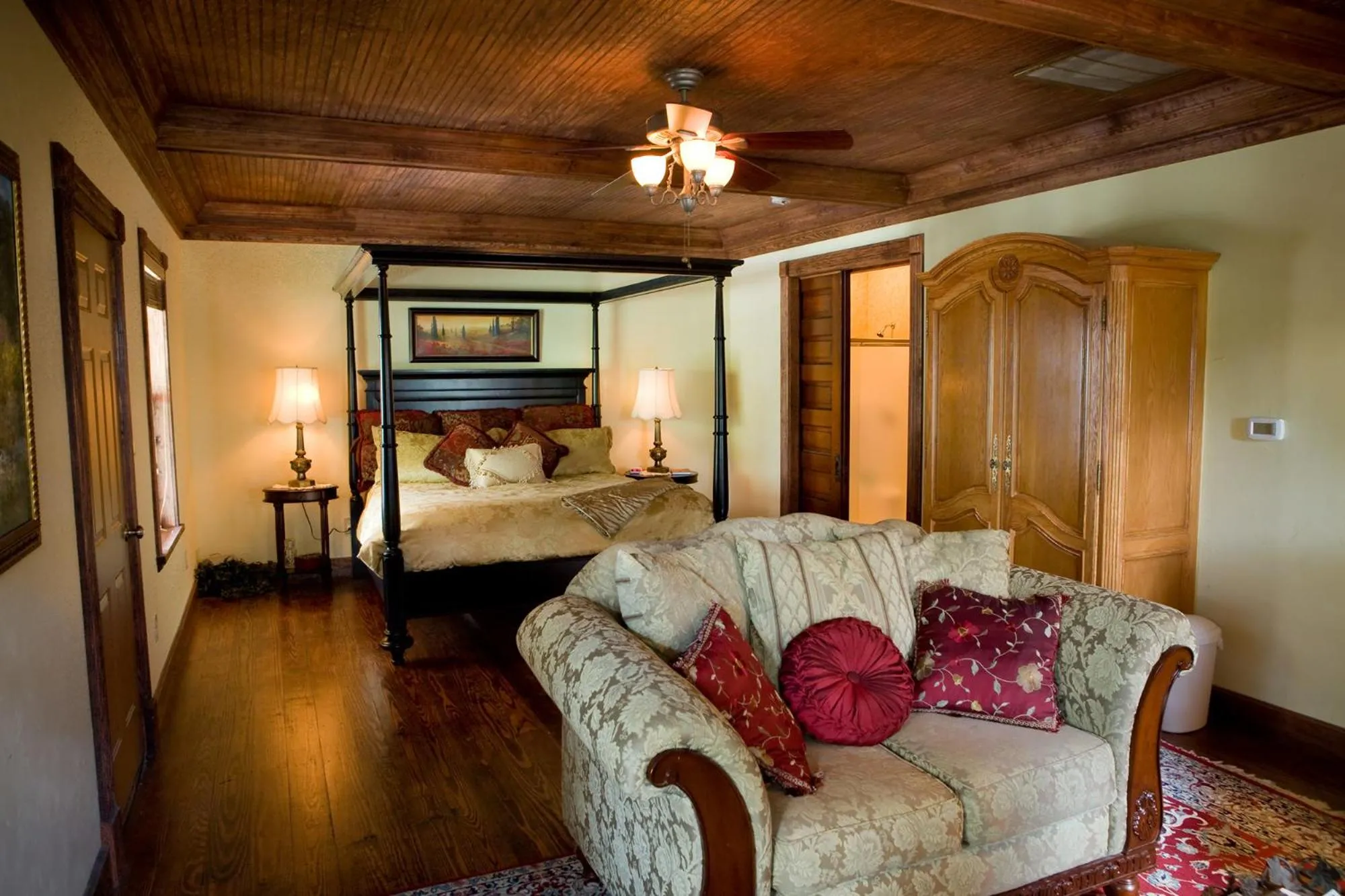Shower, Bed in Bed and Breakfast on White Rock Creek