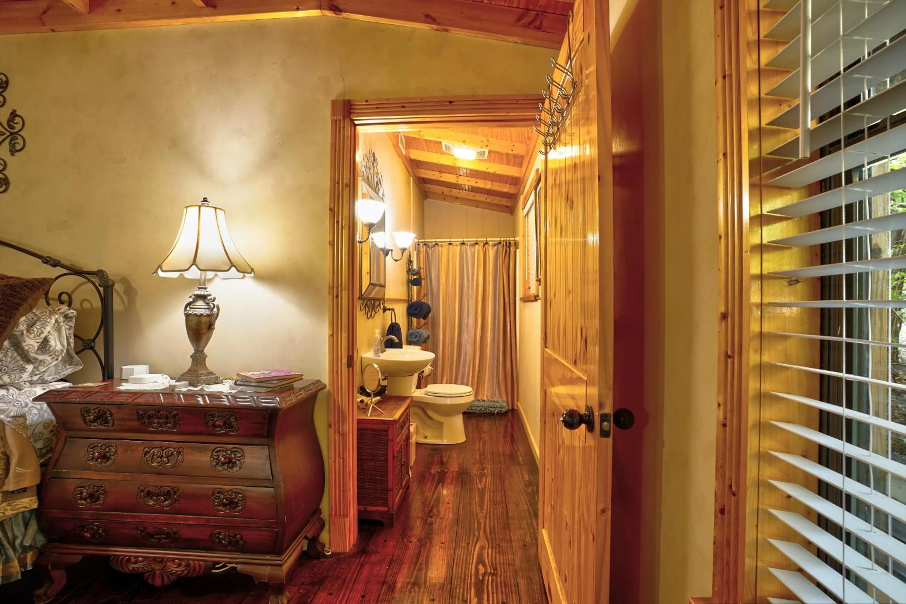 Property building, Bed in Bed and Breakfast on White Rock Creek