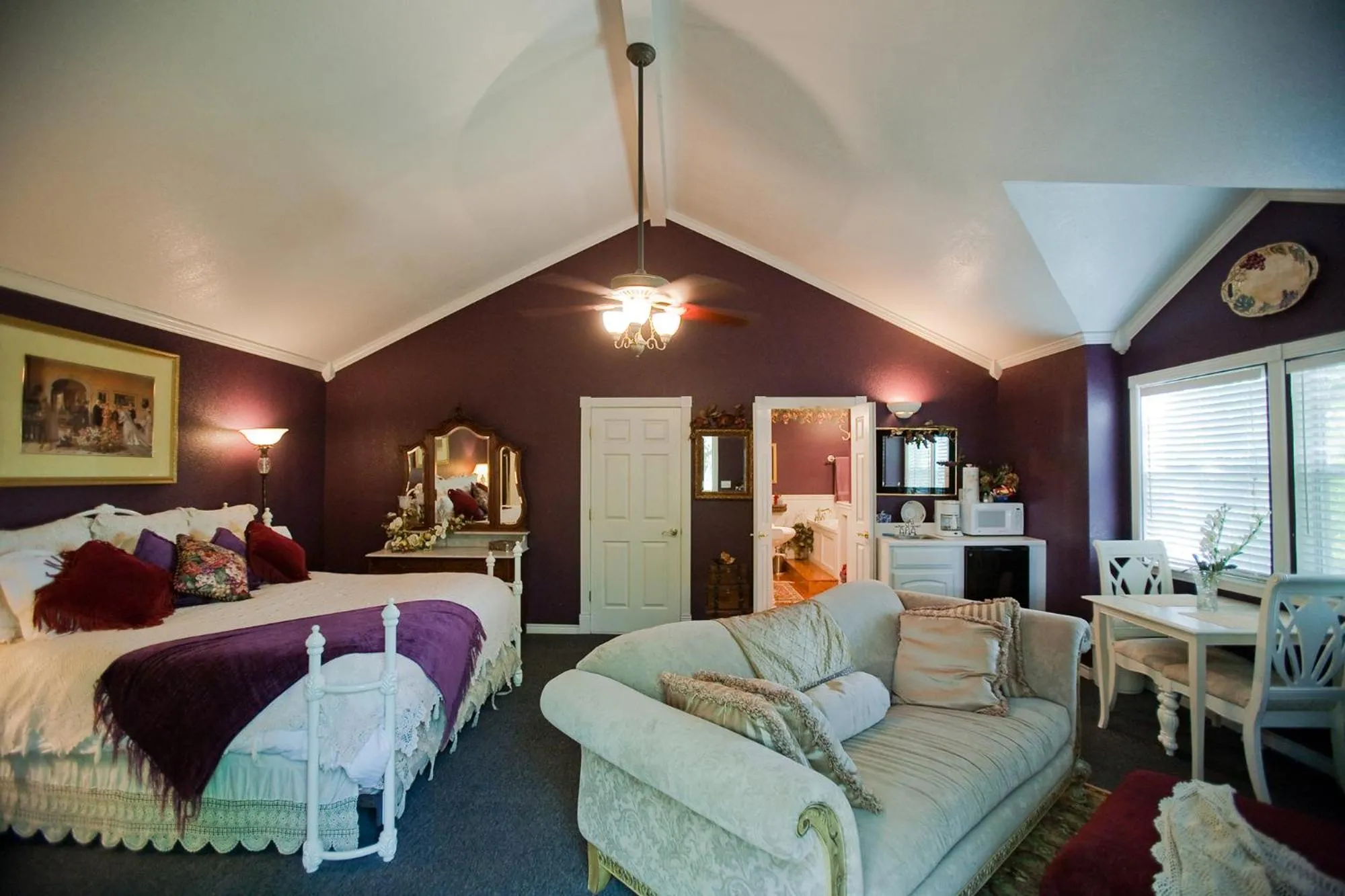 Shower, Bed in Bed and Breakfast on White Rock Creek