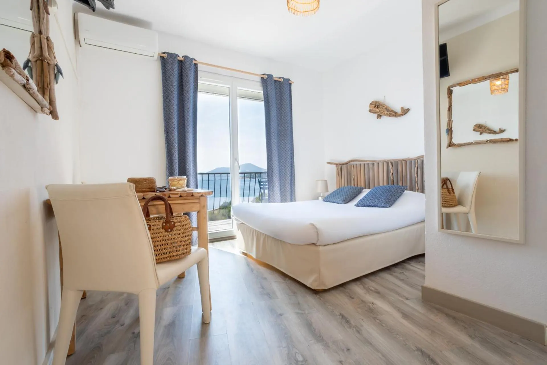 Bed in Hôtel Almanarre Plage - Hôtel Eco-Responsable face à la mer