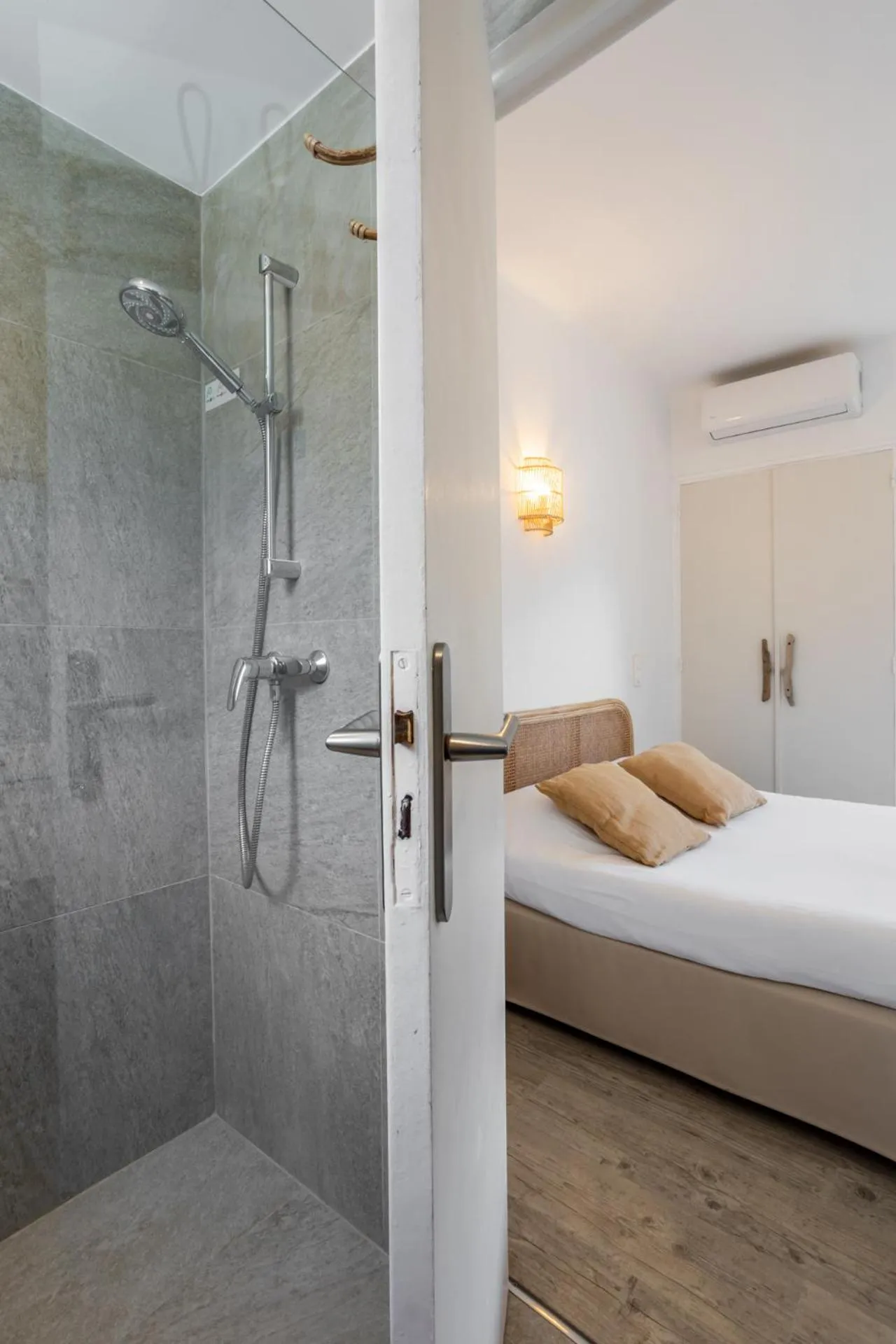 Bed in Hôtel Almanarre Plage - Hôtel Eco-Responsable face à la mer