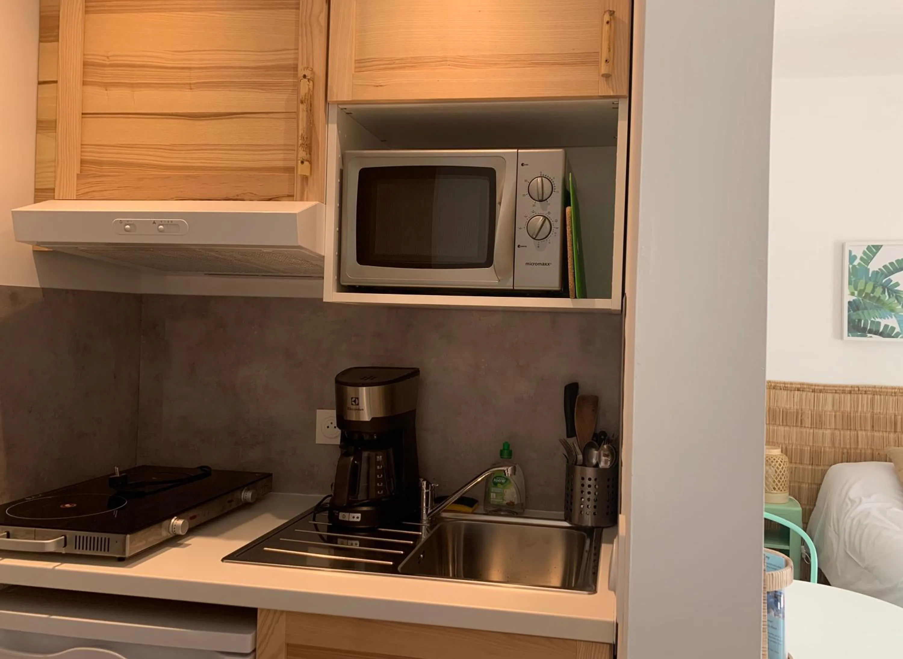 Kitchen or kitchenette in Hôtel Almanarre Plage - Hôtel Eco-Responsable face à la mer