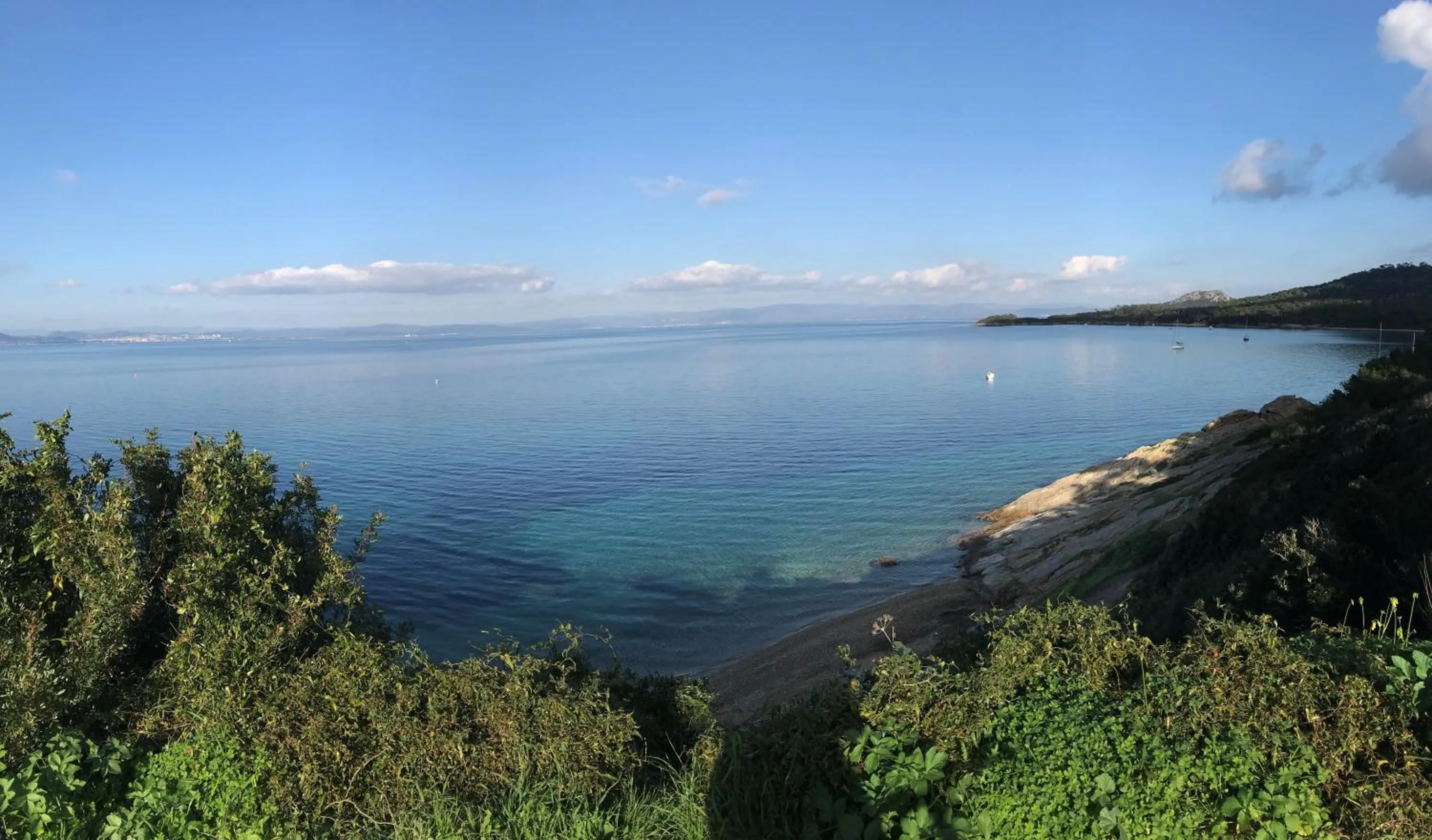 Natural landscape in Hôtel Almanarre Plage - Hôtel Eco-Responsable face à la mer