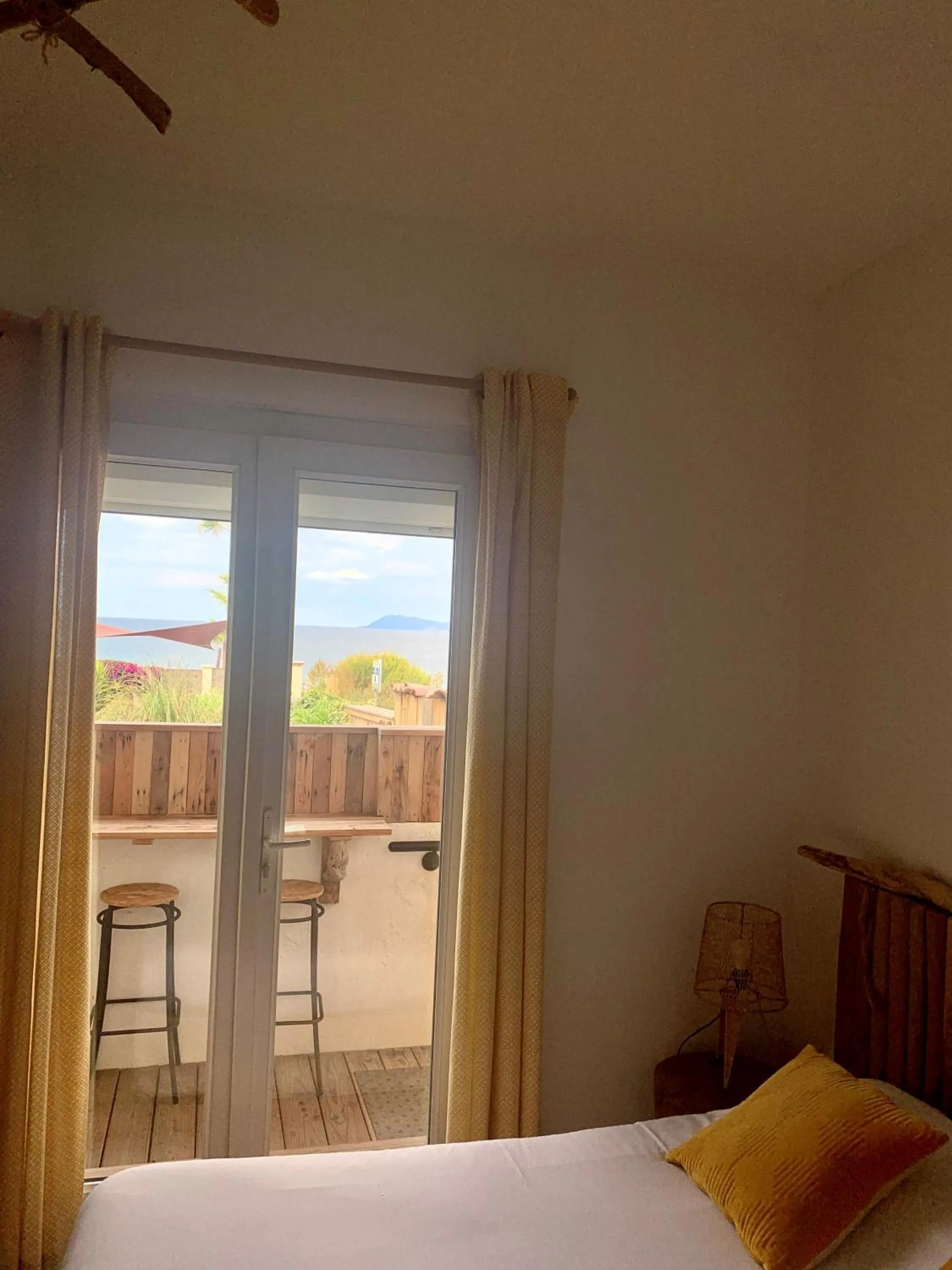 Bed in Hôtel Almanarre Plage - Hôtel Eco-Responsable face à la mer