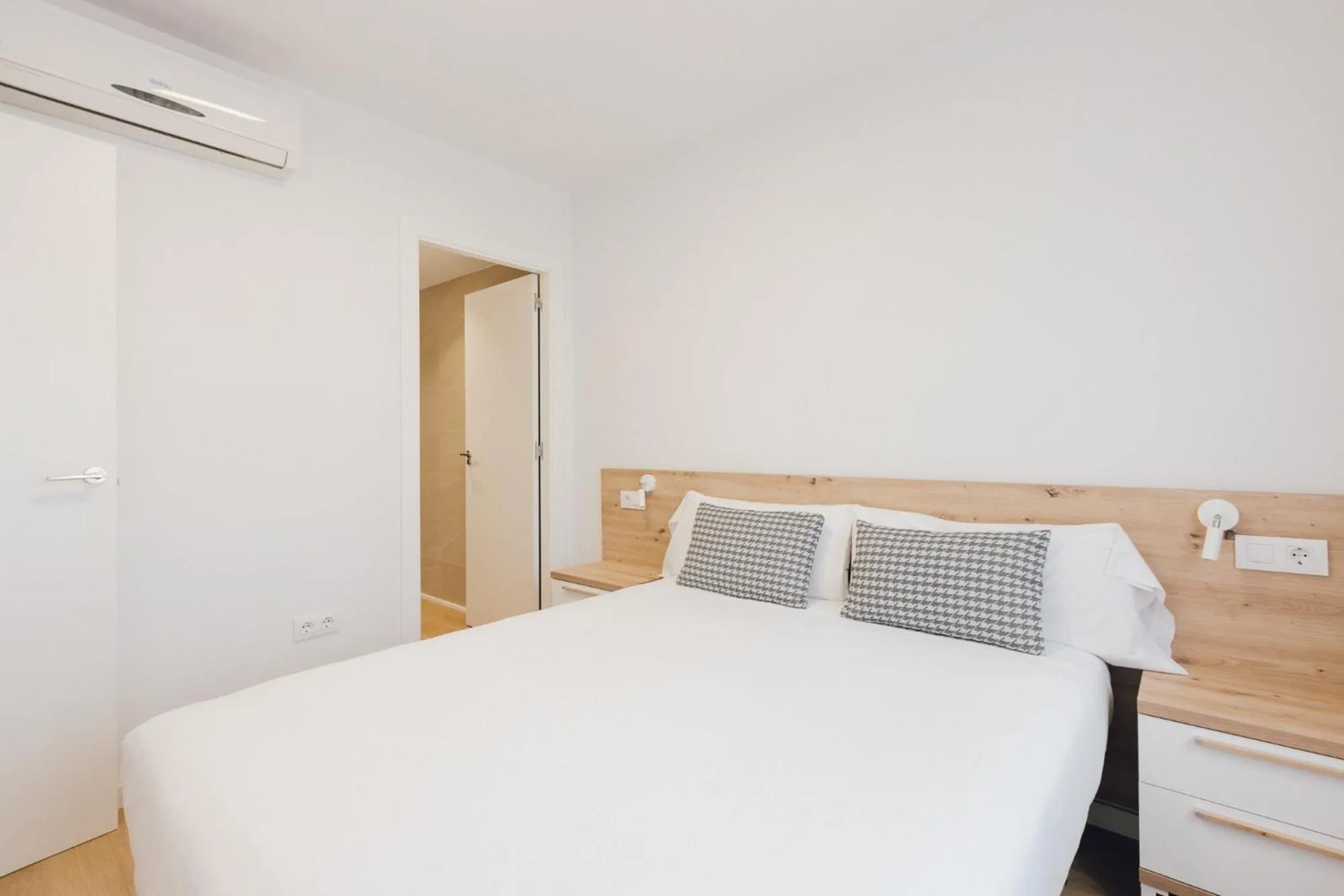 Bedroom, Bed in Pio XII Apartments Valencia