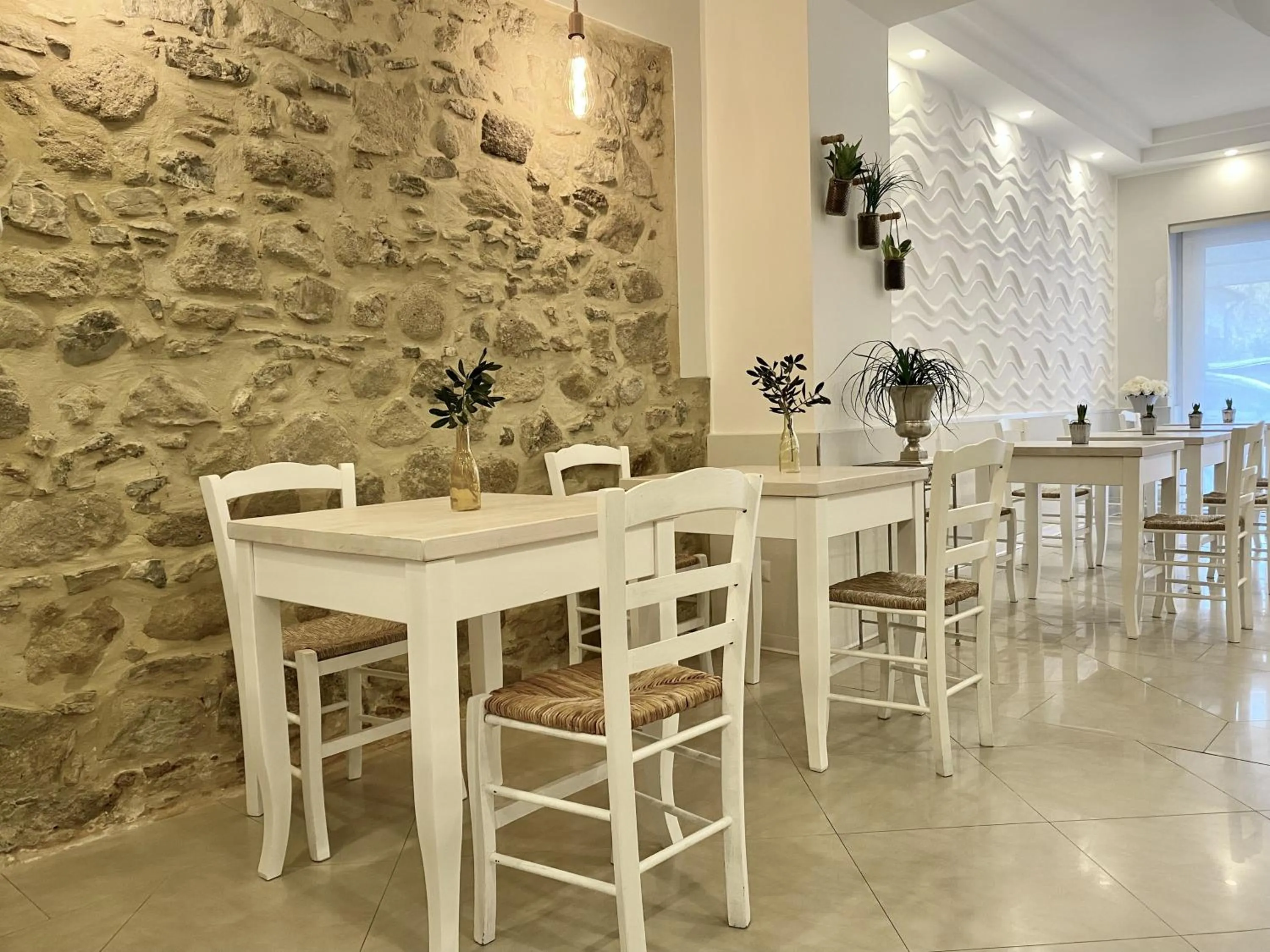 Restaurant/places to eat in Albergo Elea