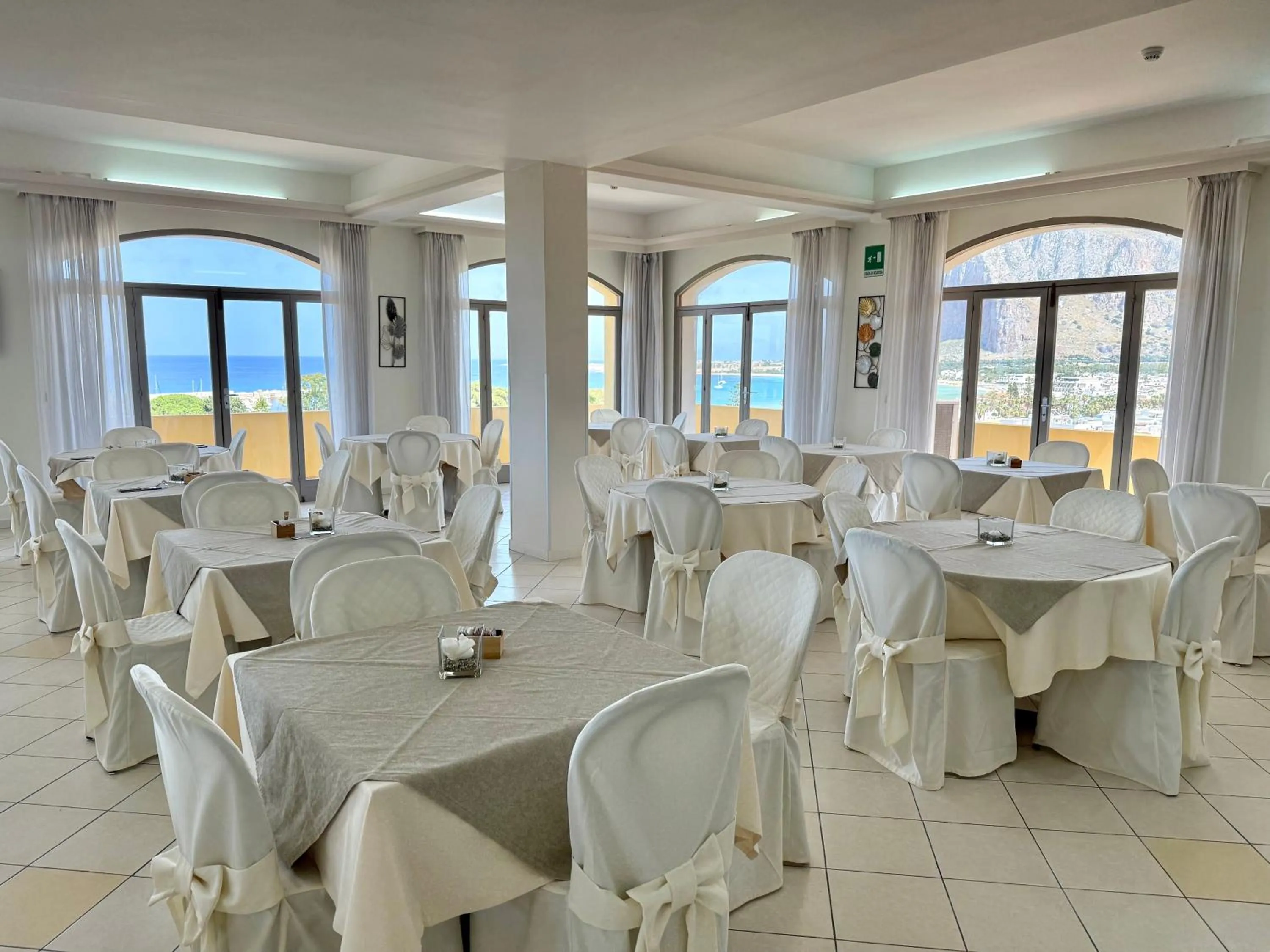 Restaurant/places to eat in Hotel Panoramic