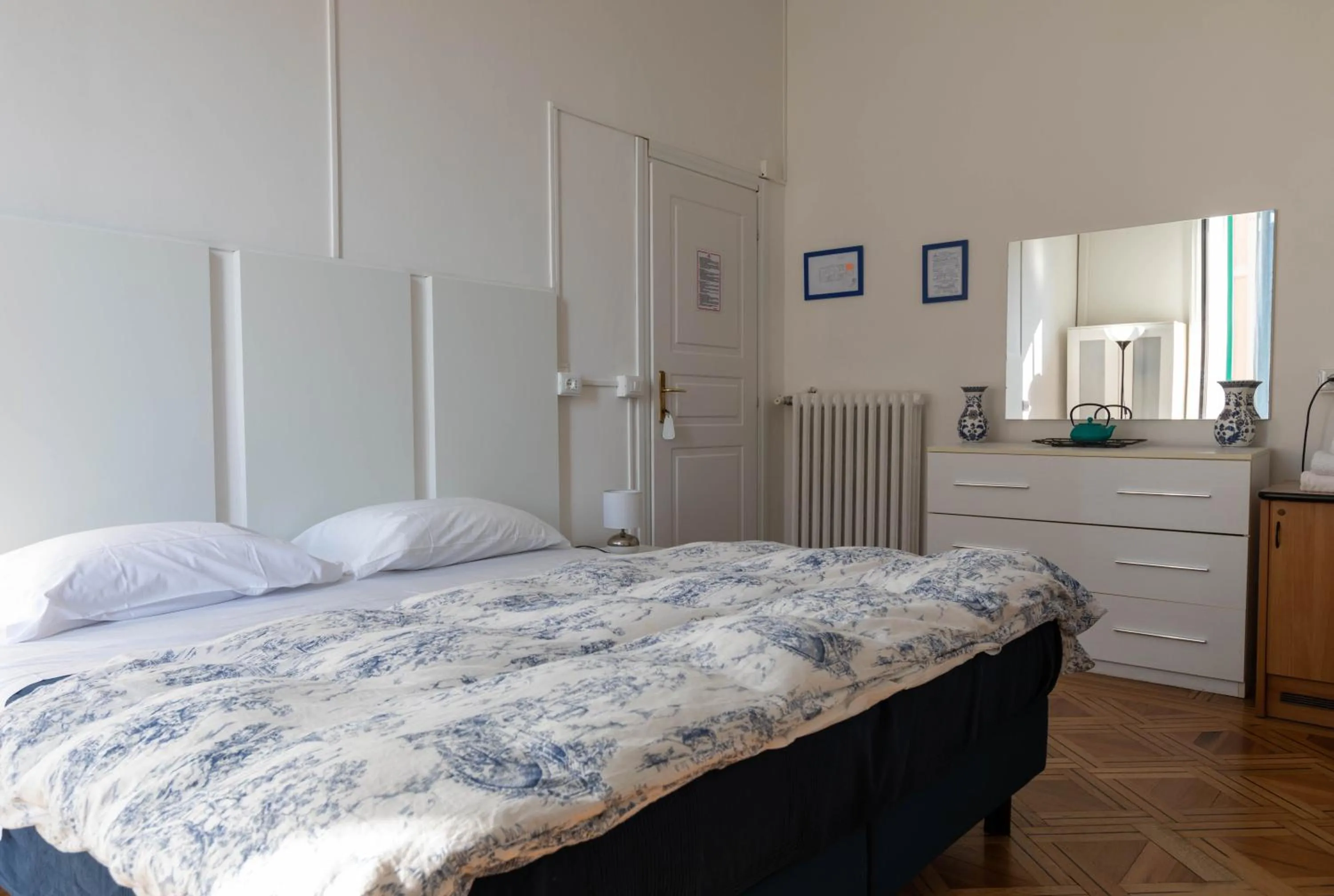 Bedroom, Bed in Olympia Hotel