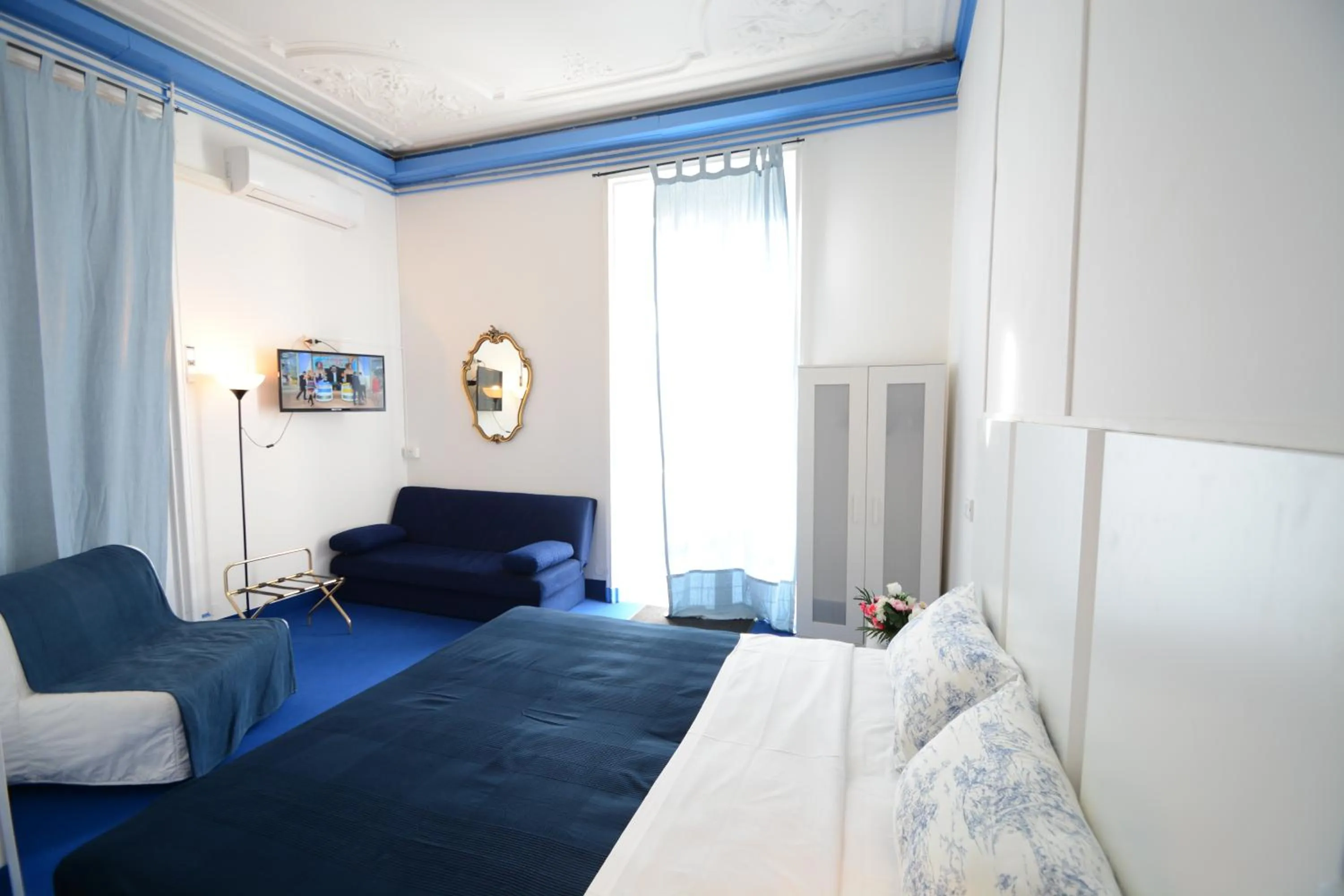 Photo of the whole room, Bed in Olympia Hotel