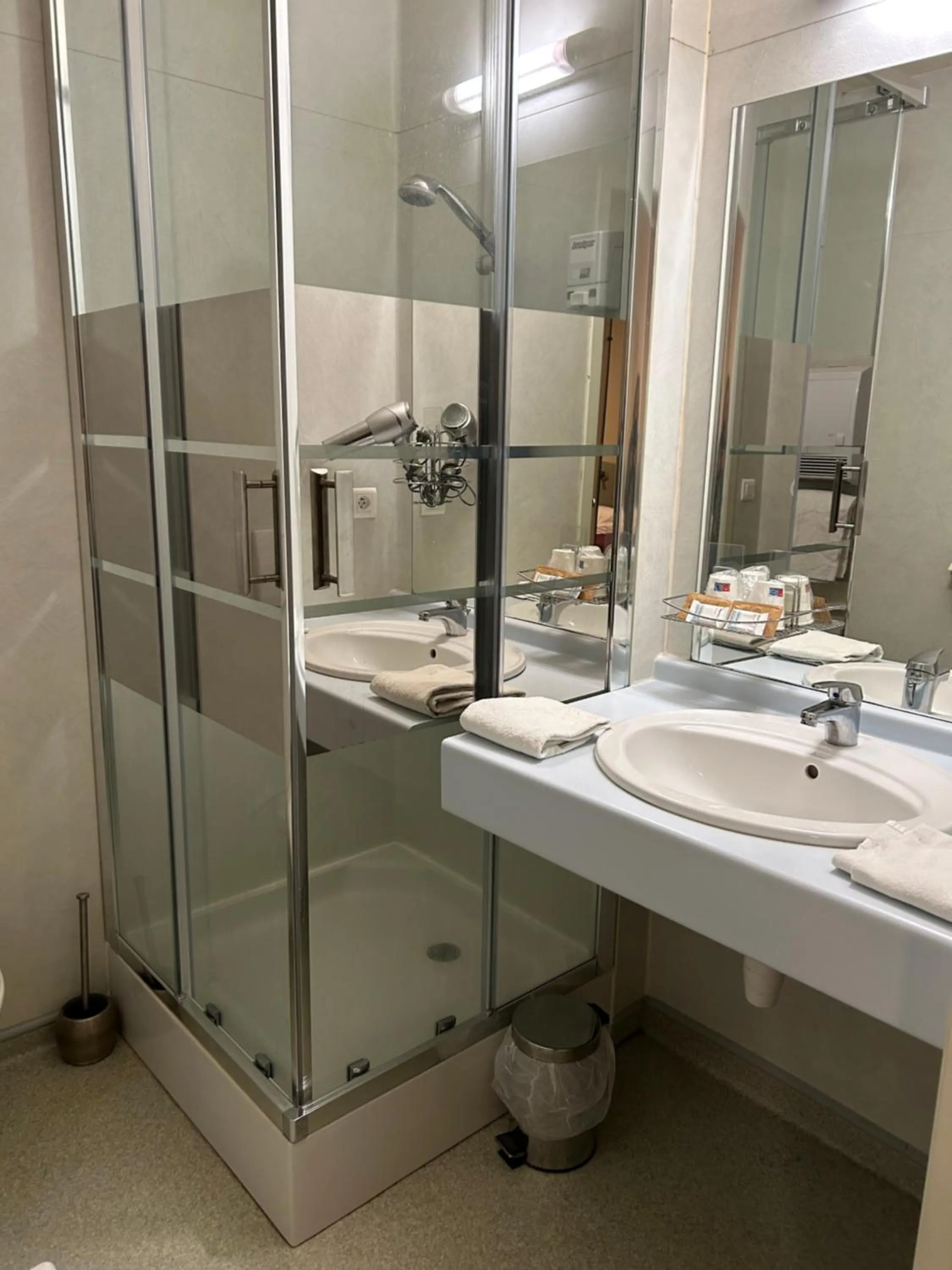 Shower in Abel Hôtel