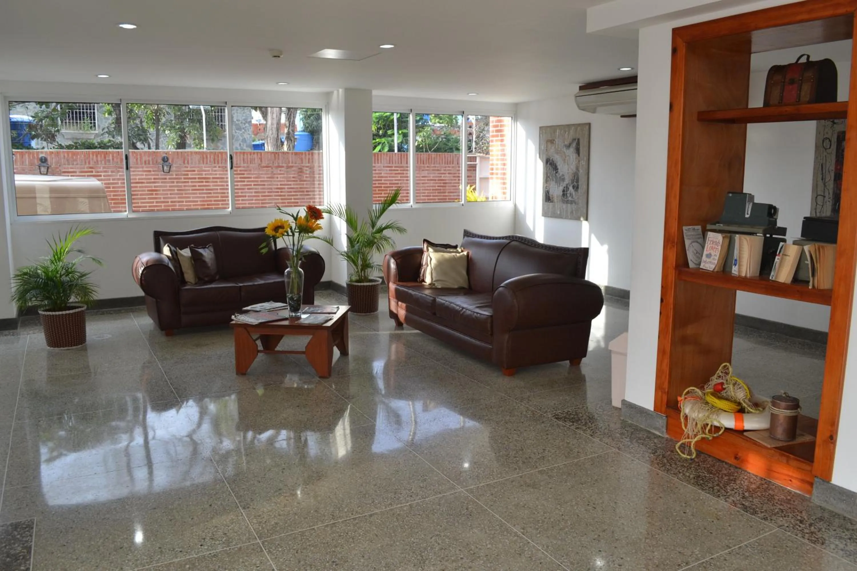 Communal lounge/ TV room in Hotel Villa Playa Grande