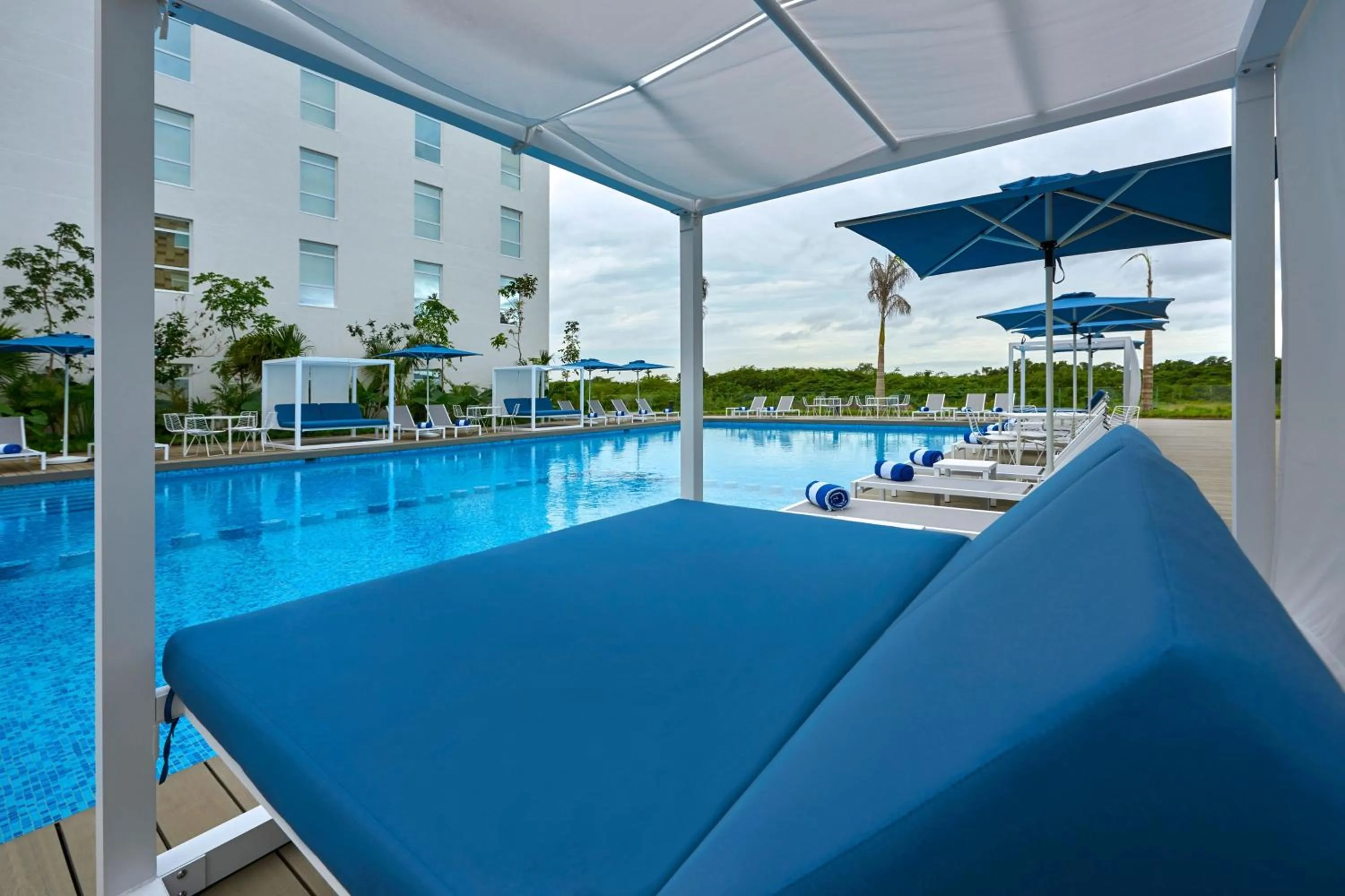 Swimming pool in City Express Plus by Marriott Cancun Aeropuerto Riviera