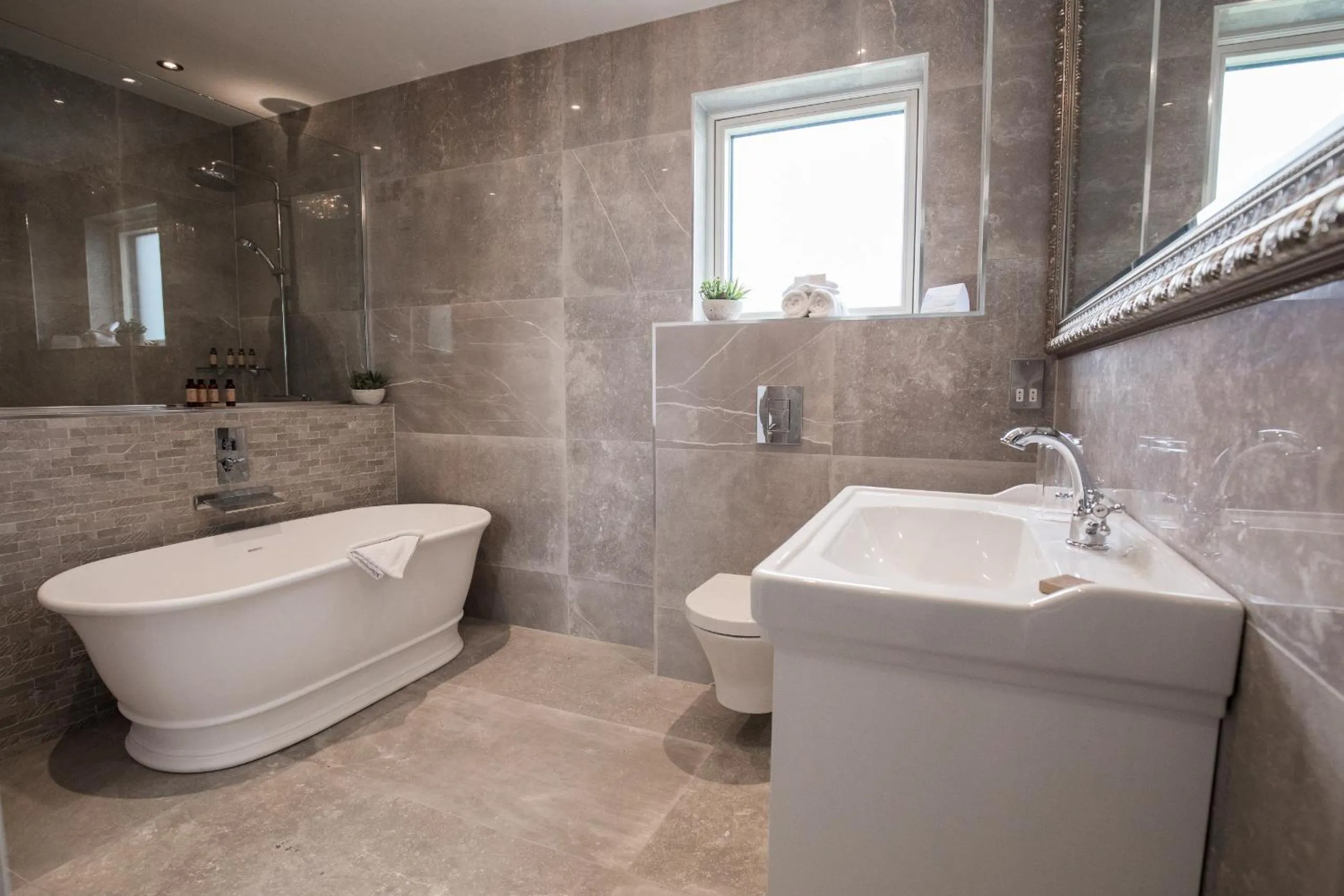 Bathroom in Clanard Court Hotel