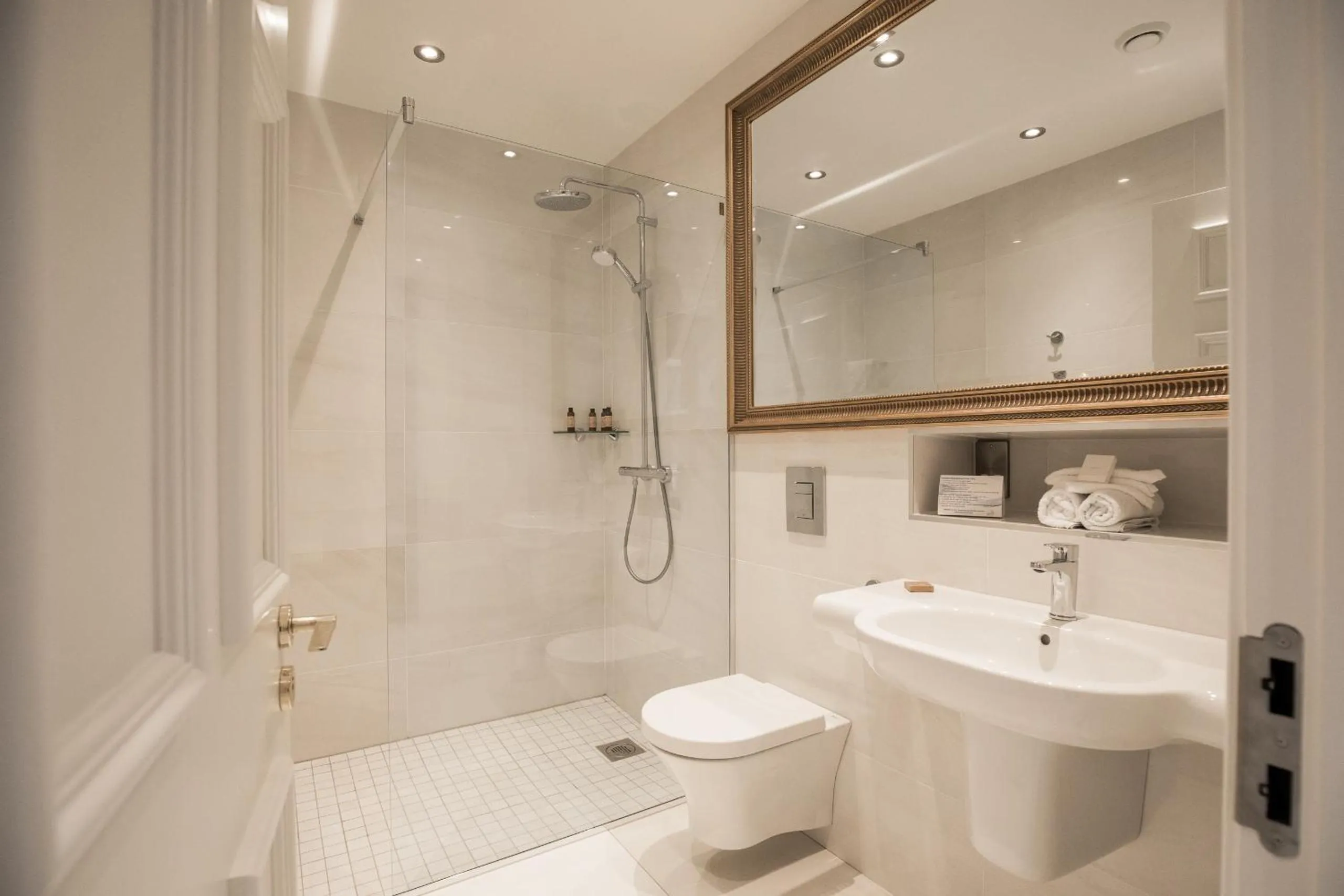 Bathroom in Clanard Court Hotel