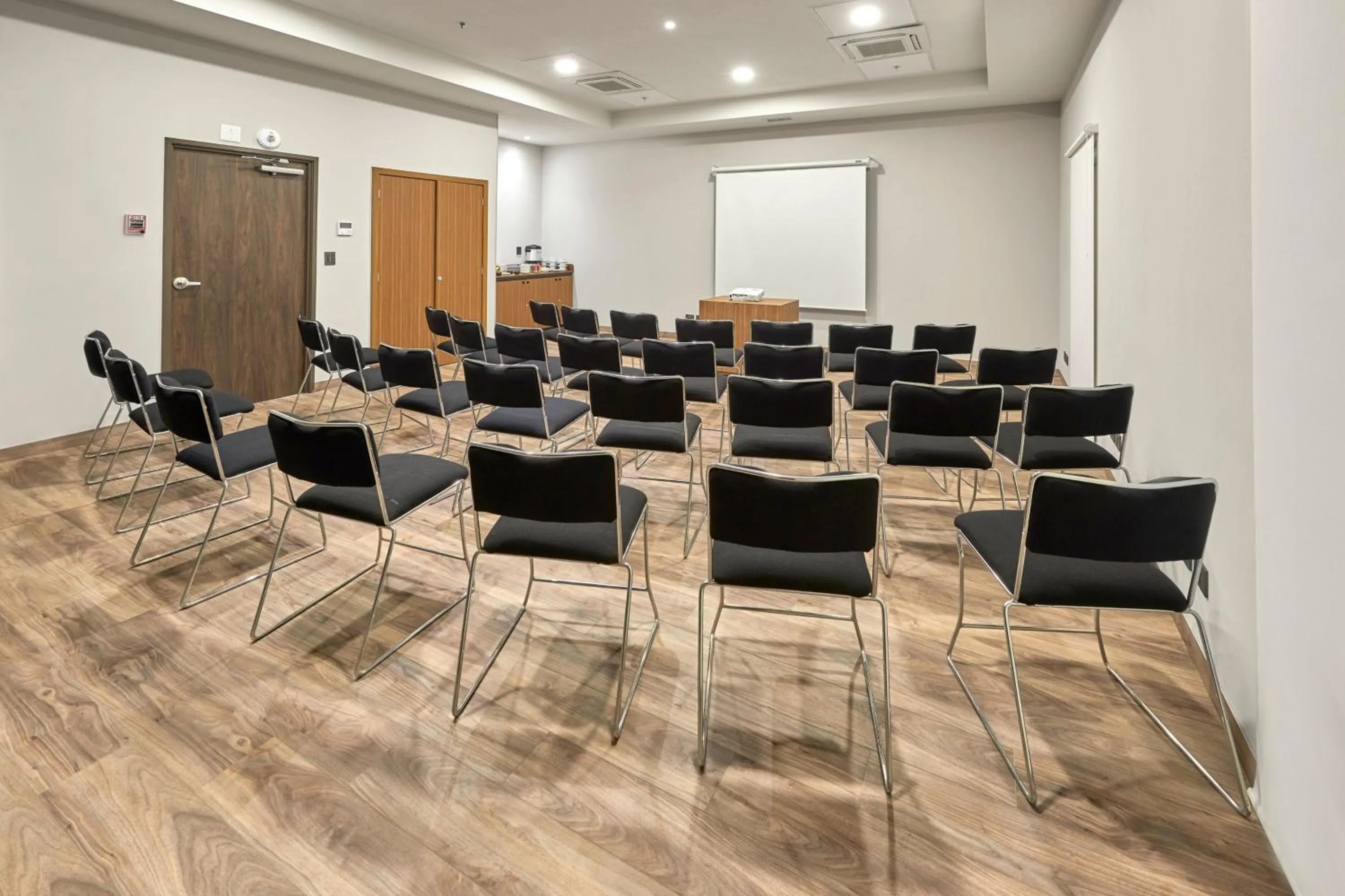 Meeting/conference room in City Express Suites by Marriott Cancún Aeropuerto