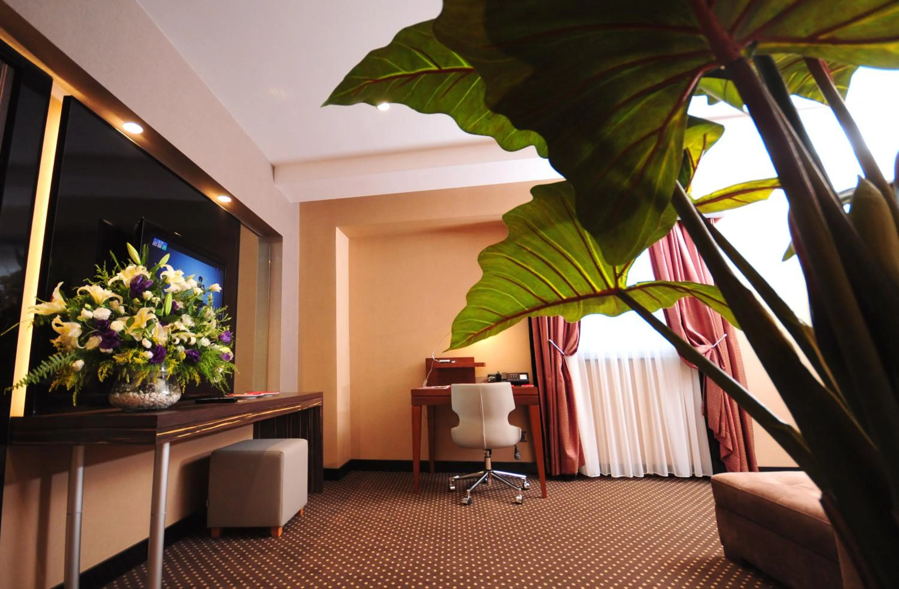 Communal lounge/ TV room in Ramada Plaza By Wyndham Izmit