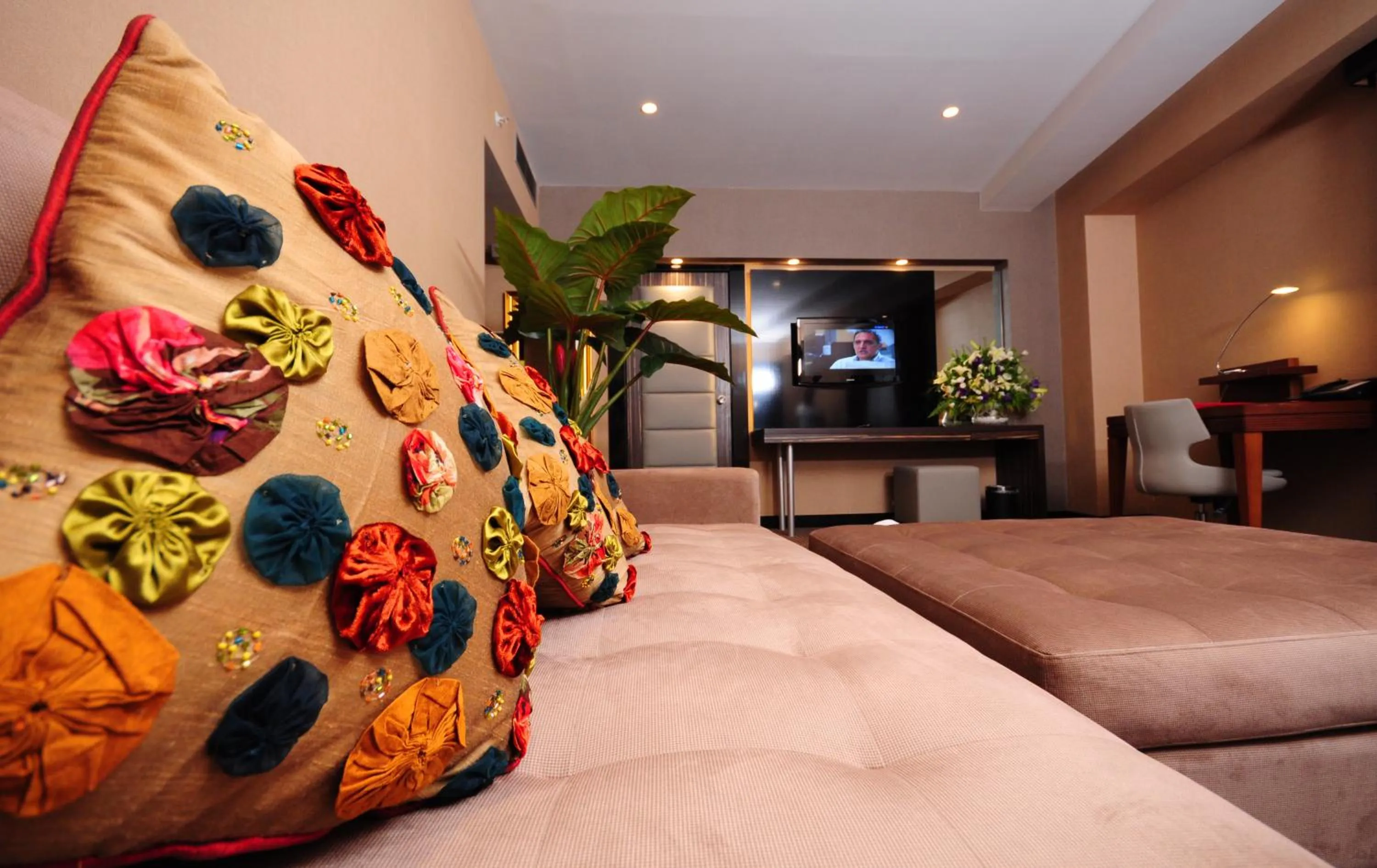 Seating area, Bed in Ramada Plaza By Wyndham Izmit