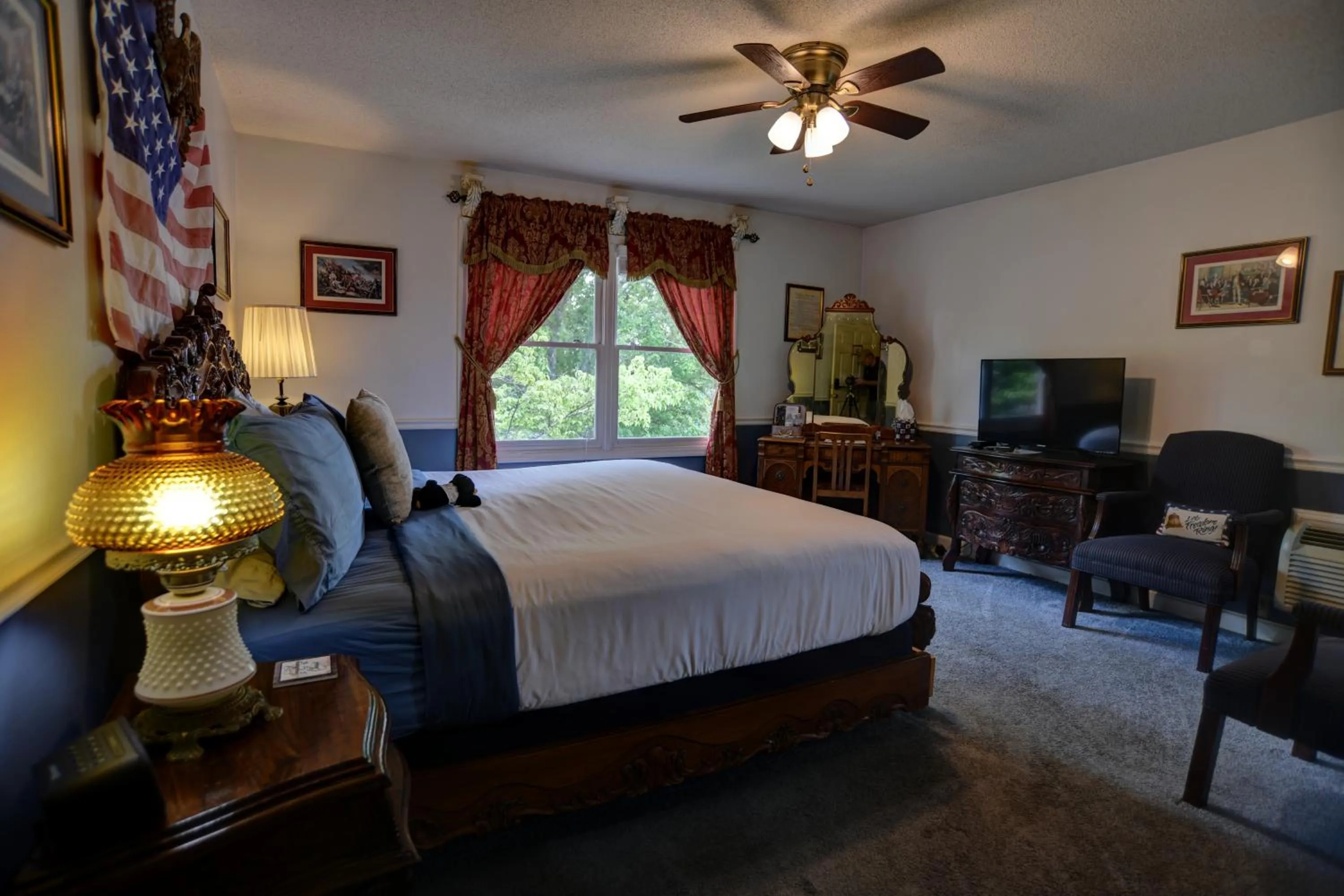 Bed in Blue Mountain Mist Country Inn